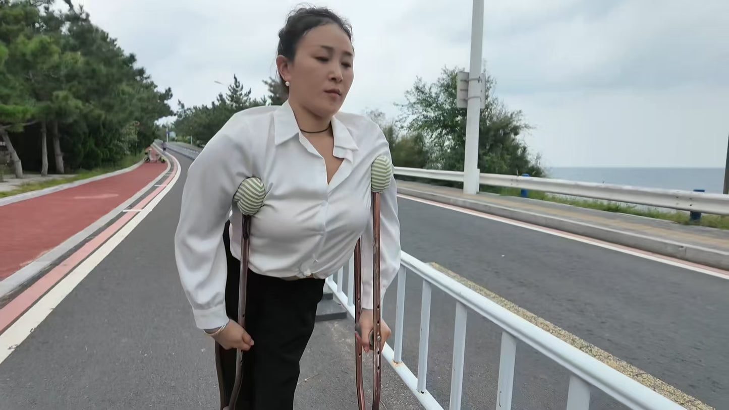Rose The Polio Girl: A Solo Trip to the Beach for Relaxation (using crutches)