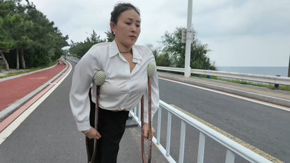 Rose The Polio Girl: A Solo Trip to the Beach for Relaxation (using crutches)