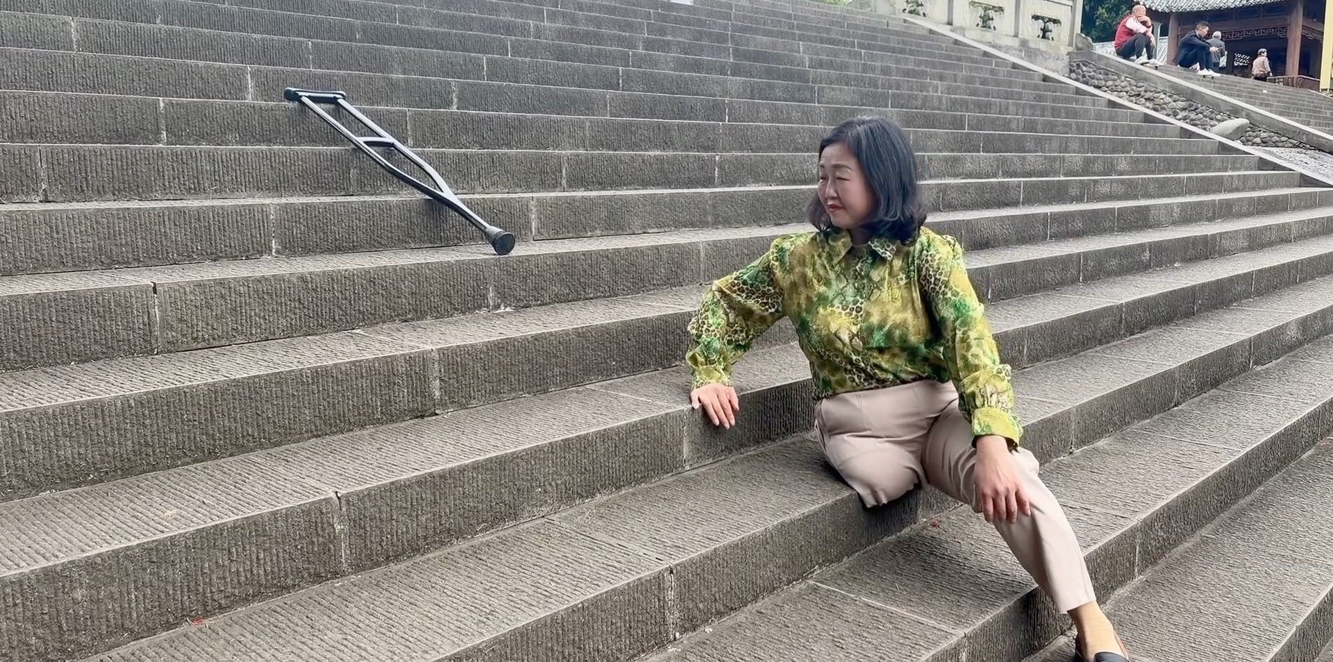 The SAK Lady Aurora – Strolling through the park on crutches