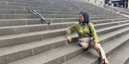 The SAK Lady Aurora – Strolling through the park on crutches