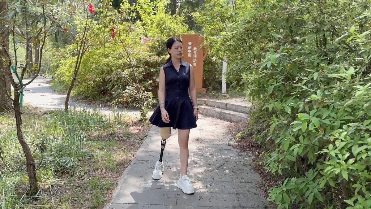 Amy: Sak Amputee Girl – Visiting the park wearing a prosthetic leg