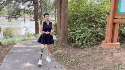 Amy: Sak Amputee Girl – Visiting the park wearing a prosthetic leg