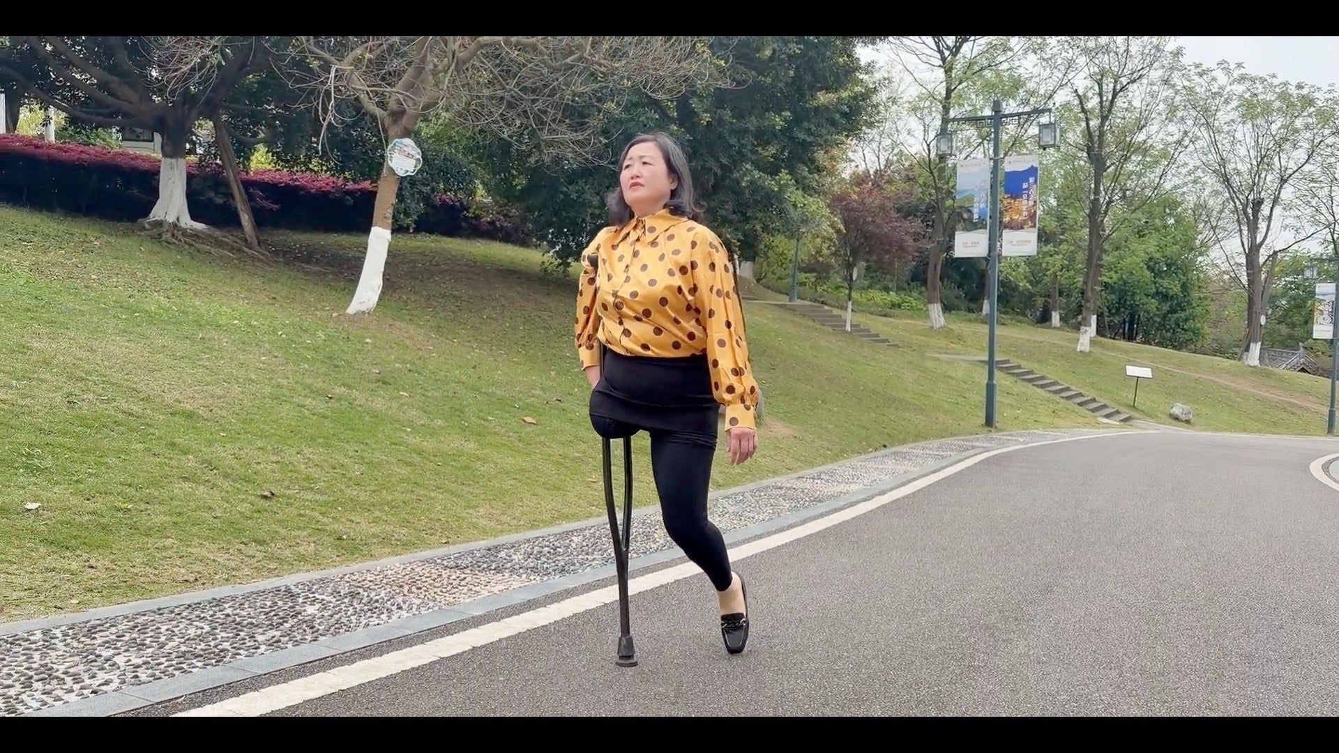 The SAK Lady Aurora - Strolling through the park on crutches