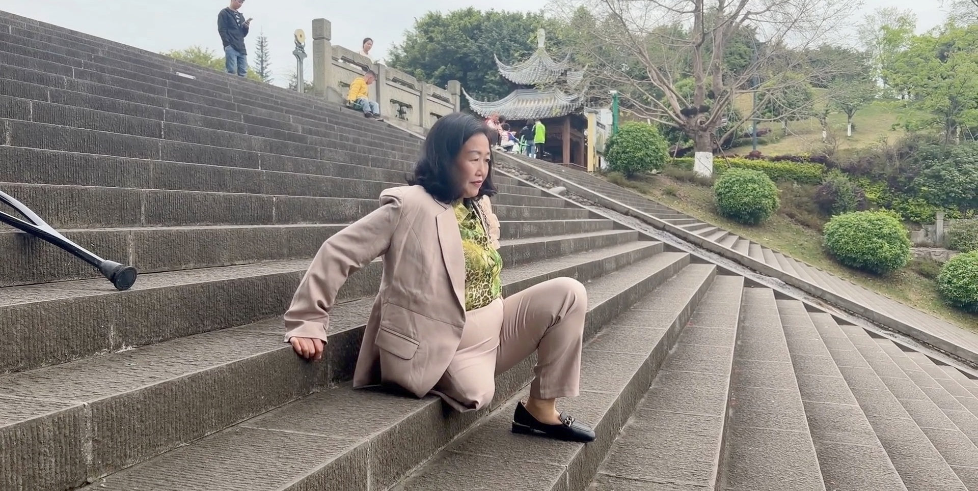 The SAK Lady Aurora – Strolling through the park on crutches