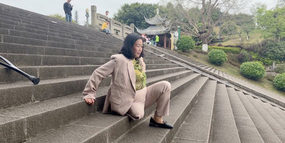 The SAK Lady Aurora – Strolling through the park on crutches
