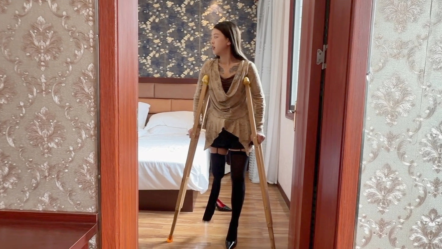 Amy: Sak Amputee Girl - Dismembered Limbs in Black and White Stockings