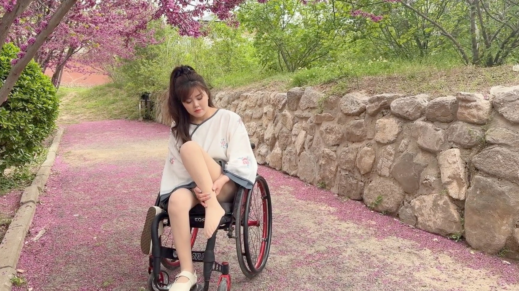 The Para Girl Fiona – A Day at the Park in an Electric Wheelchair