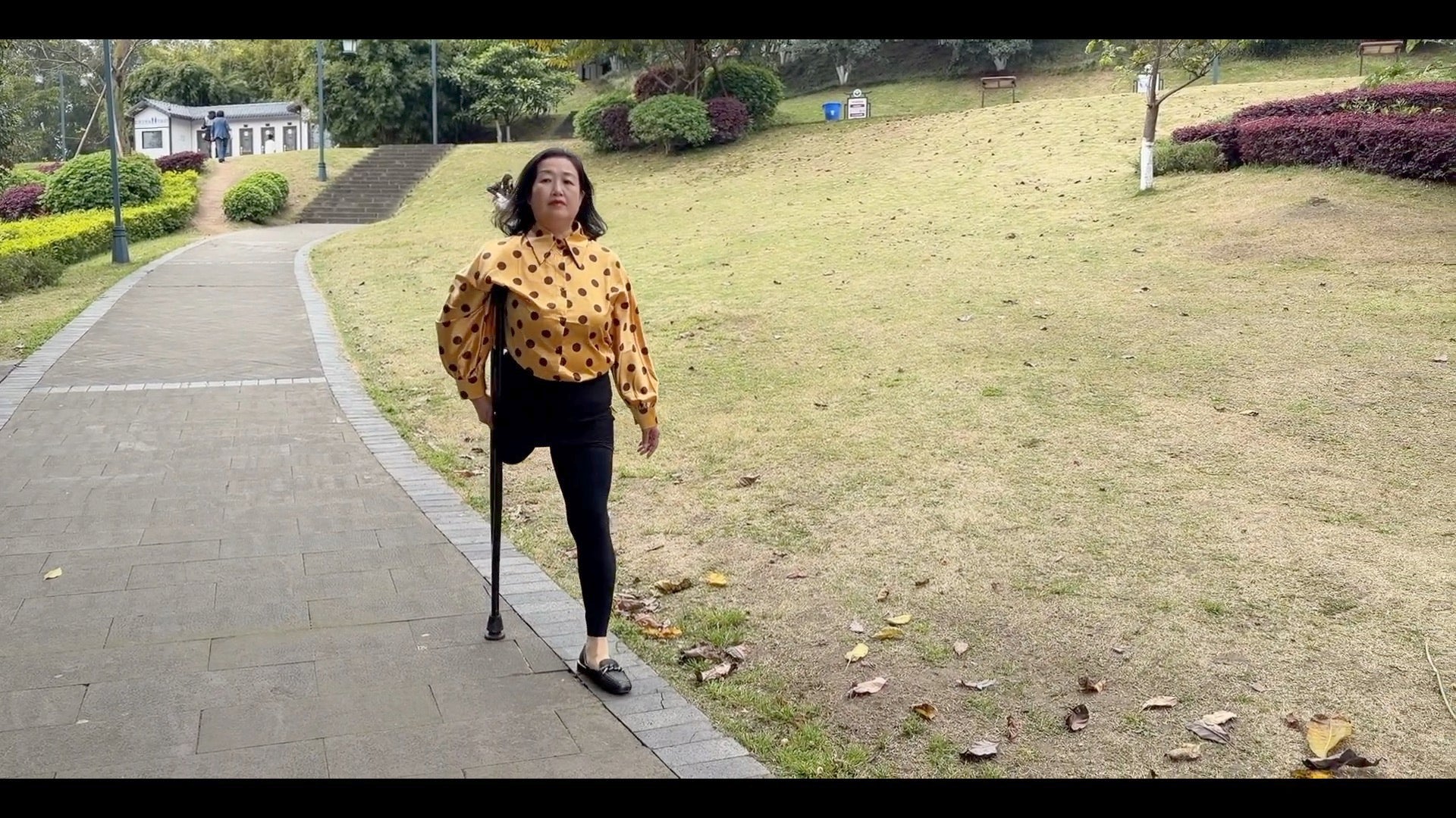 The SAK Lady Aurora - Strolling through the park on crutches