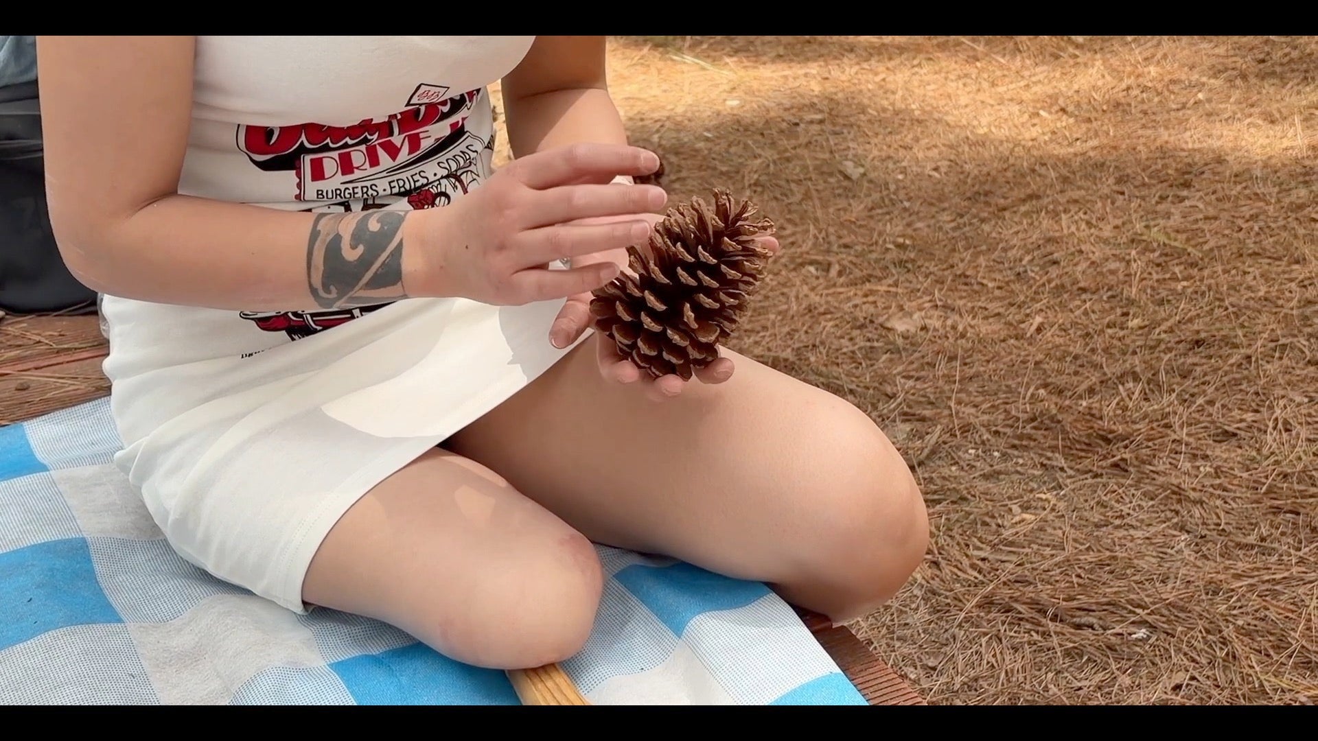 Amy: Sak Amputee Girl - Picnicking outdoors while wearing a prosthetic leg