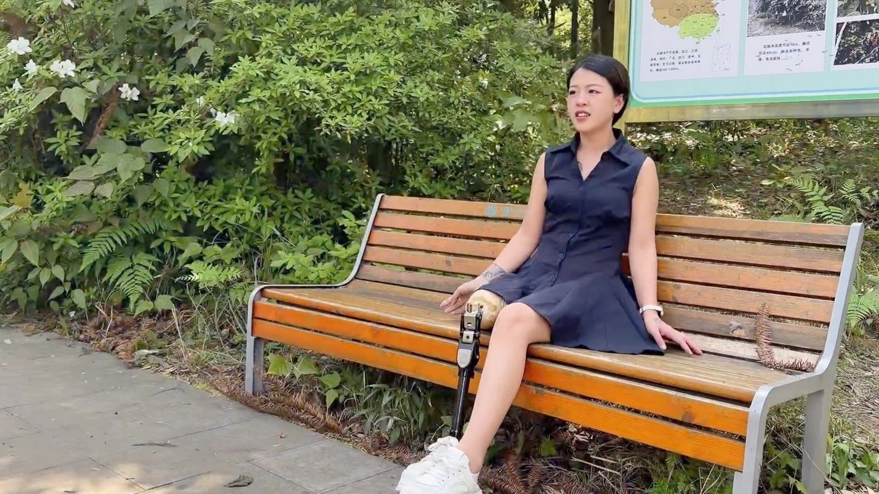 Amy: Sak Amputee Girl – Visiting the park wearing a prosthetic leg