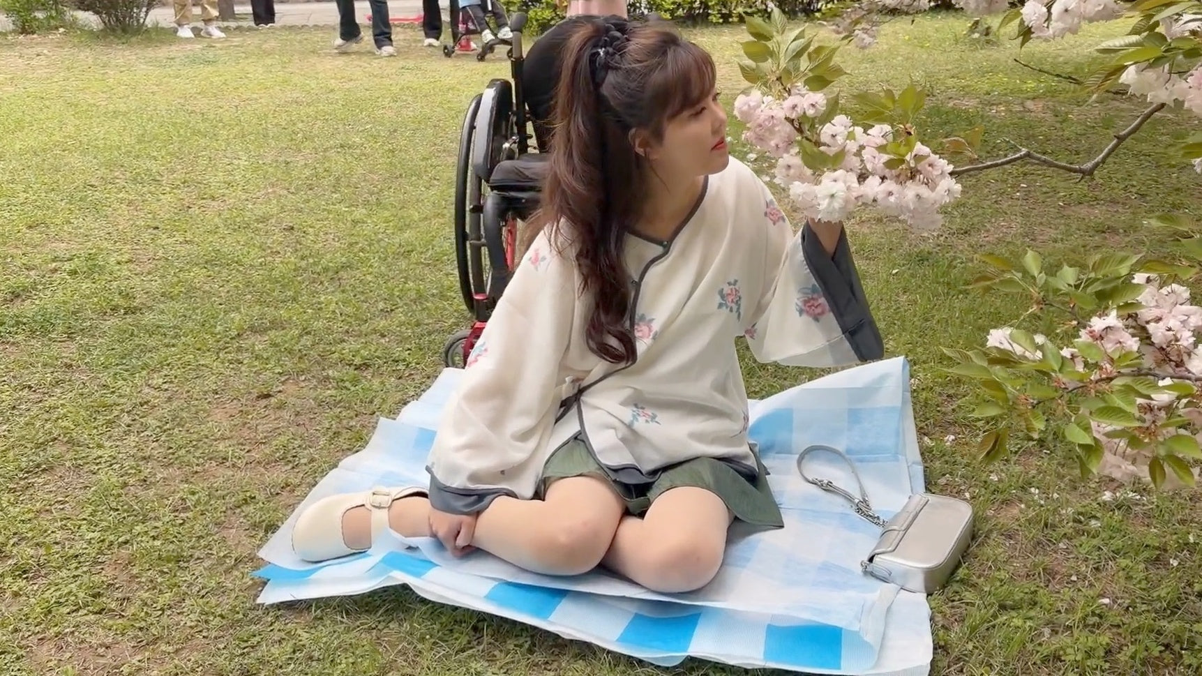 The Para Girl Fiona – A Day at the Park in an Electric Wheelchair