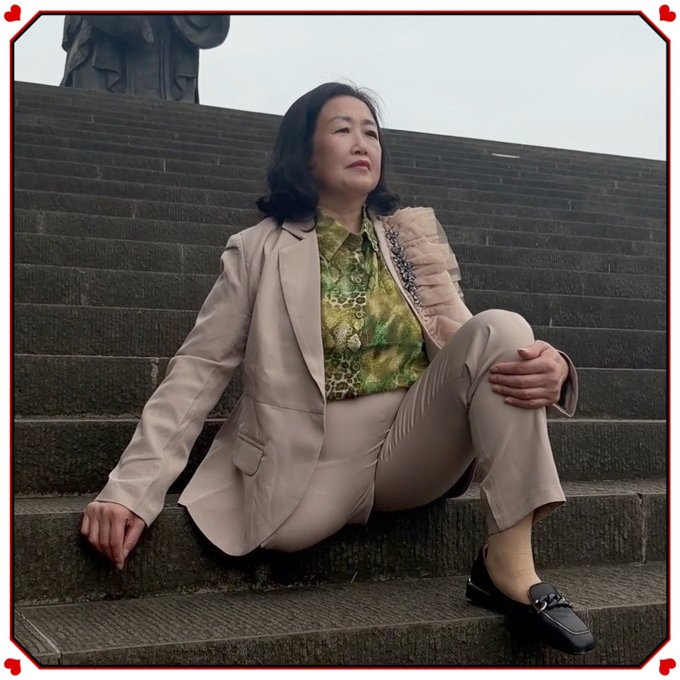 The SAK Lady Aurora – Strolling through the park on crutches
