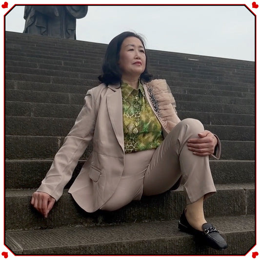 The SAK Lady Aurora – Strolling through the park on crutches