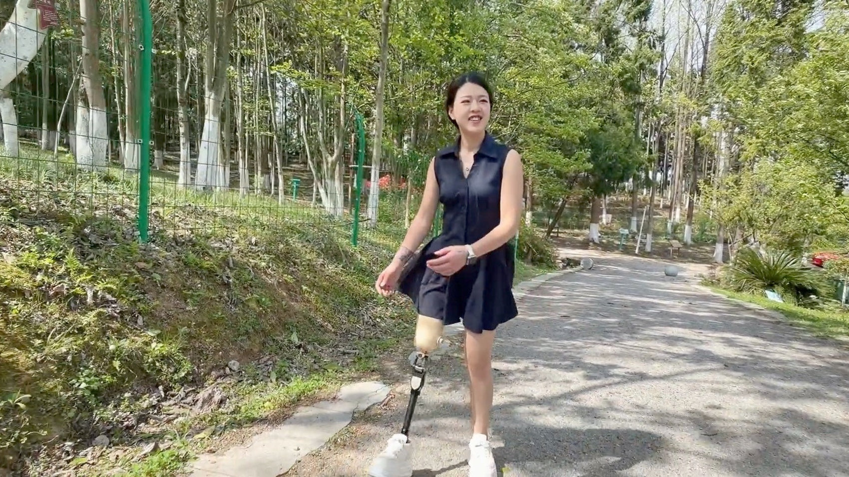 Amy: Sak Amputee Girl – Visiting the park wearing a prosthetic leg