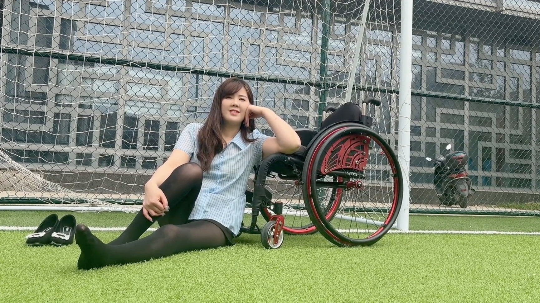 The Para Girl Fiona – Black Stockings, High Heels, Beautiful Legs, Wheelchair Transfer