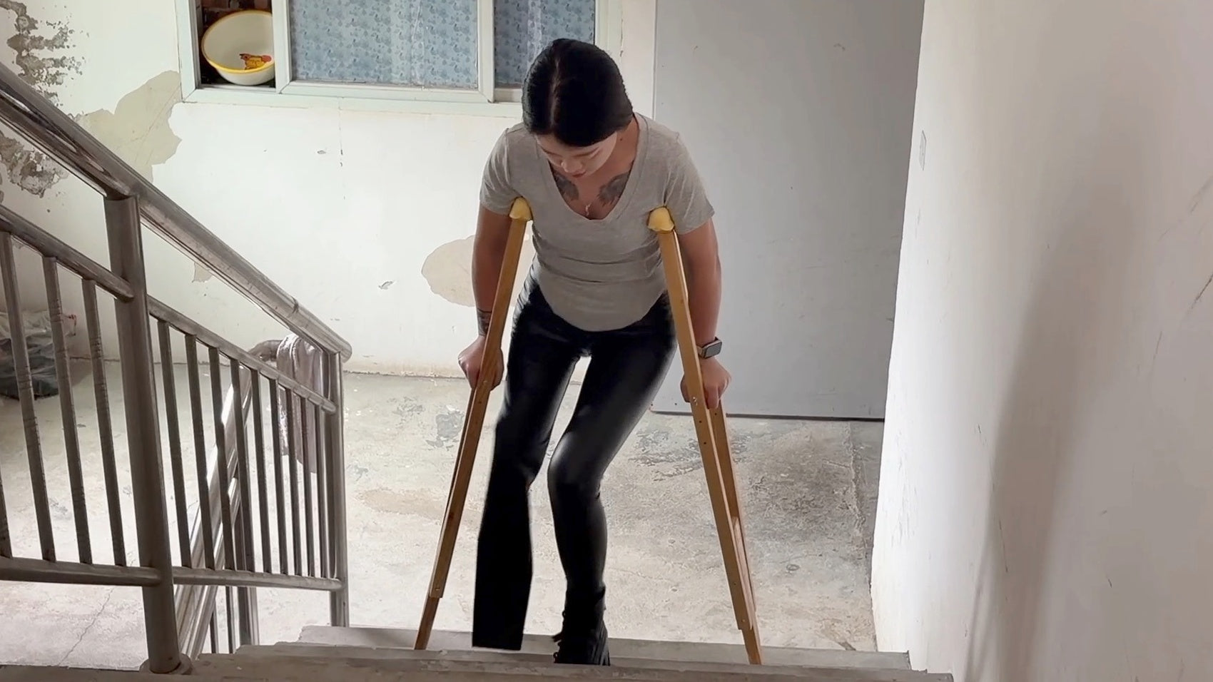 Amy: Sak Amputee Girl - Climbing stairs in leather pants and boots with crutches