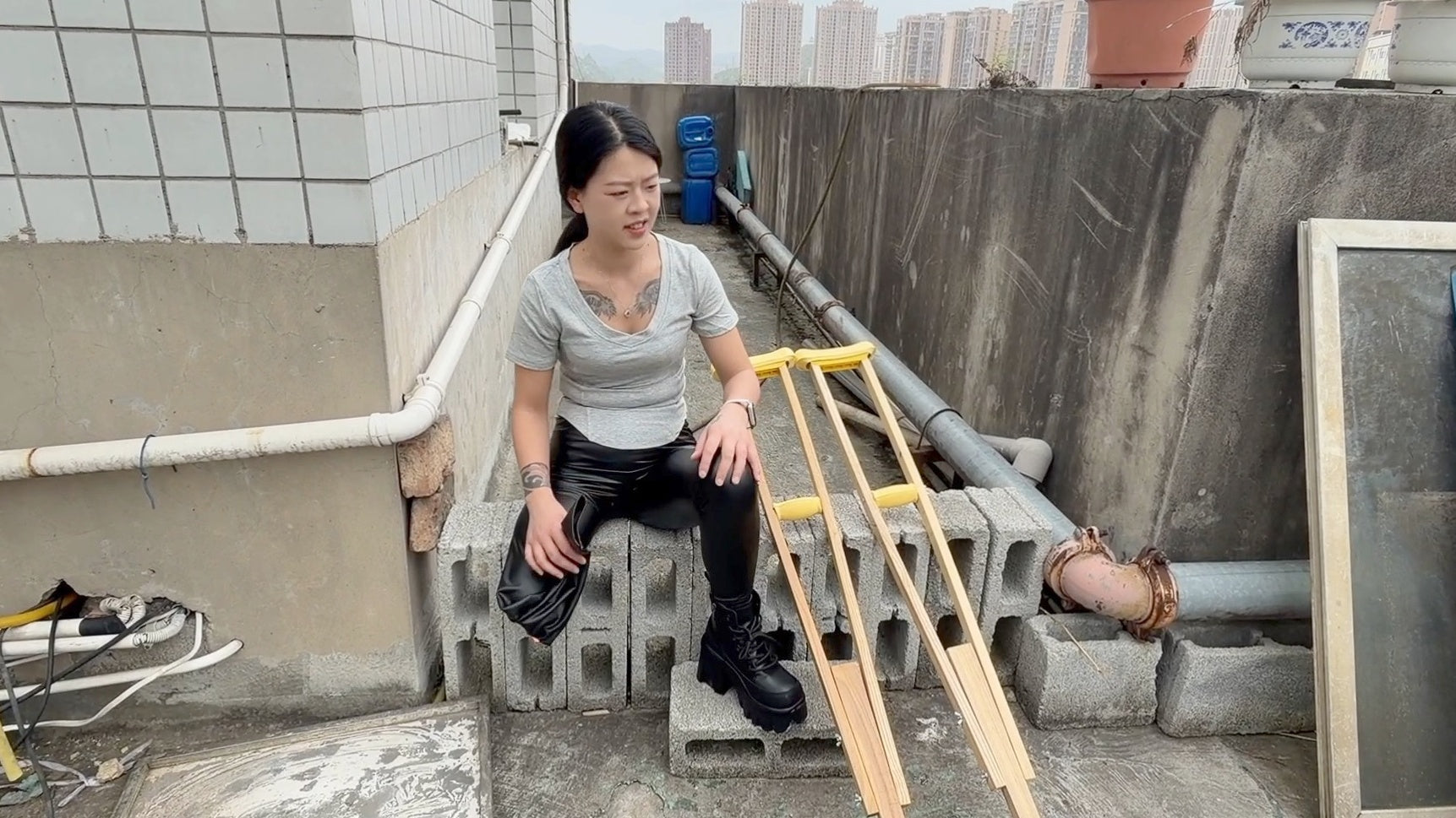 Amy: Sak Amputee Girl - Climbing stairs in leather pants and boots with crutches