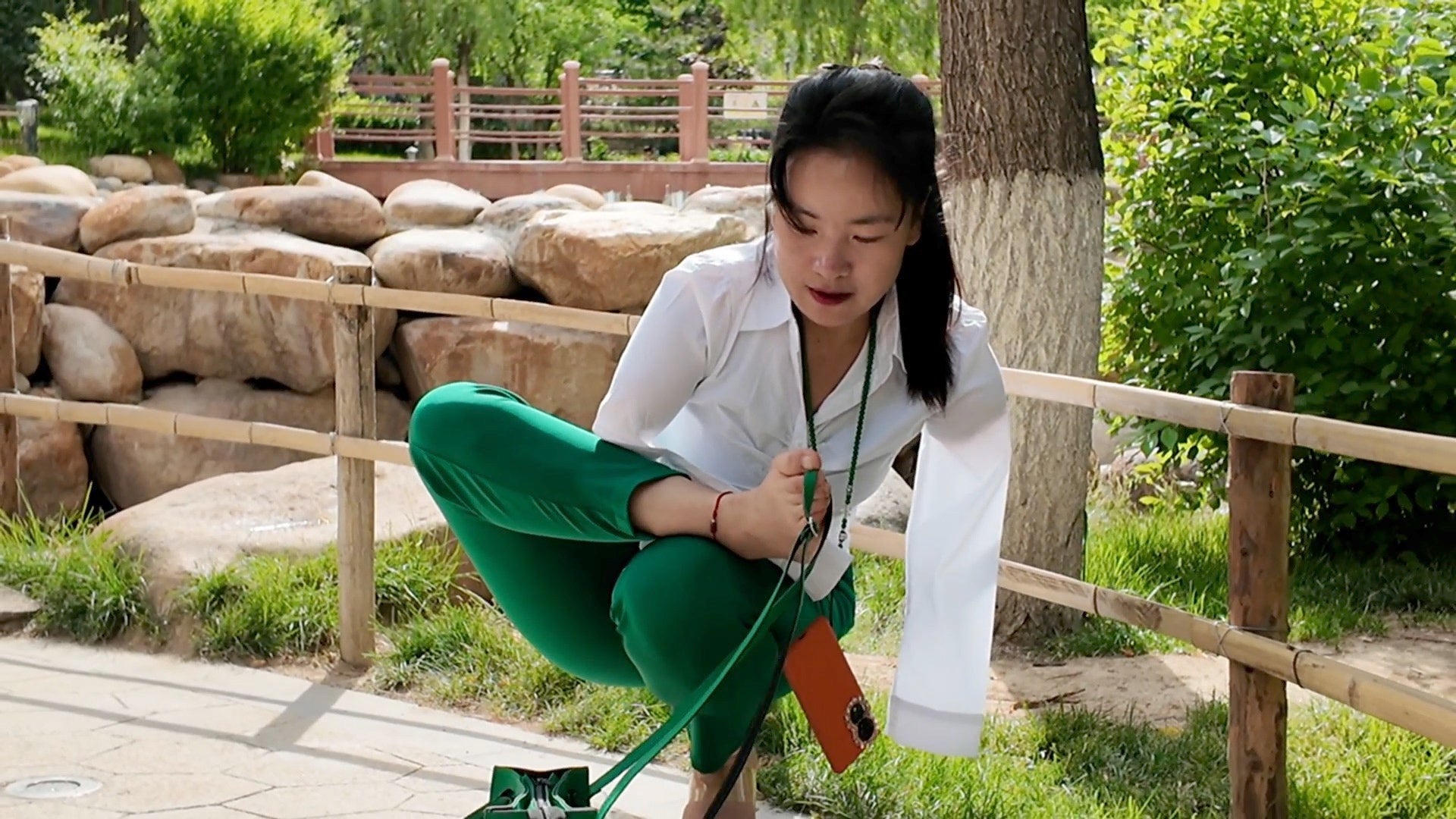 Annie: DAE ampute girl takes a walk in the park - AmputeeClub