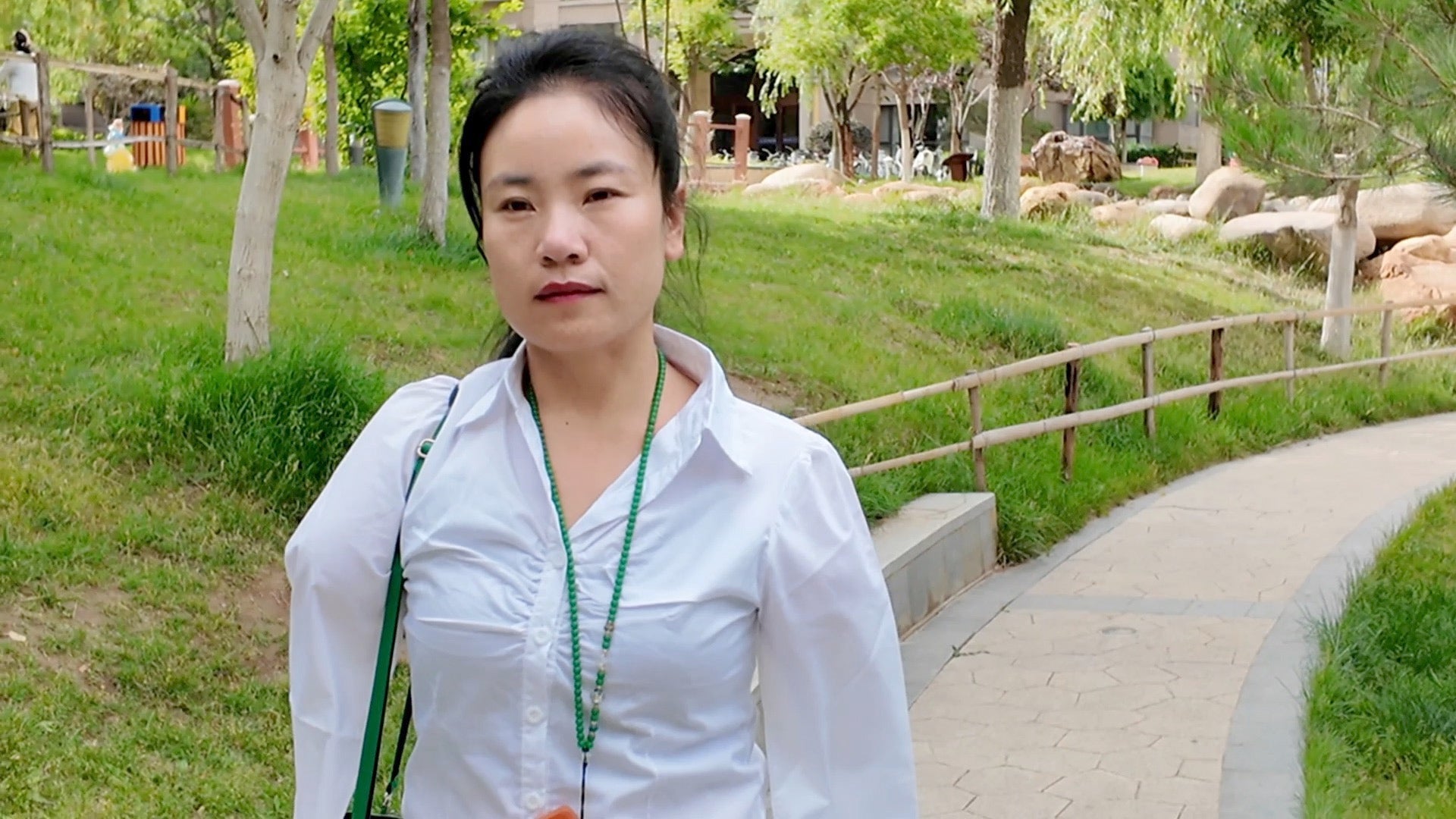 Annie: DAE ampute girl takes a walk in the park - AmputeeClub