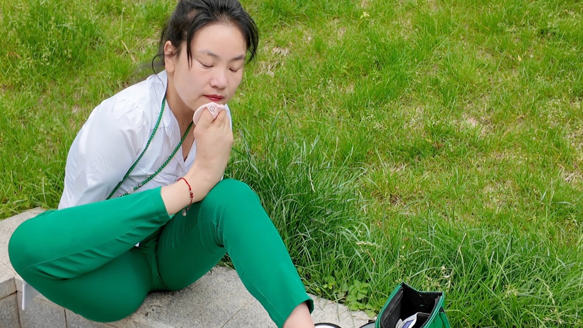 Annie: DAE ampute girl takes a walk in the park - AmputeeClub