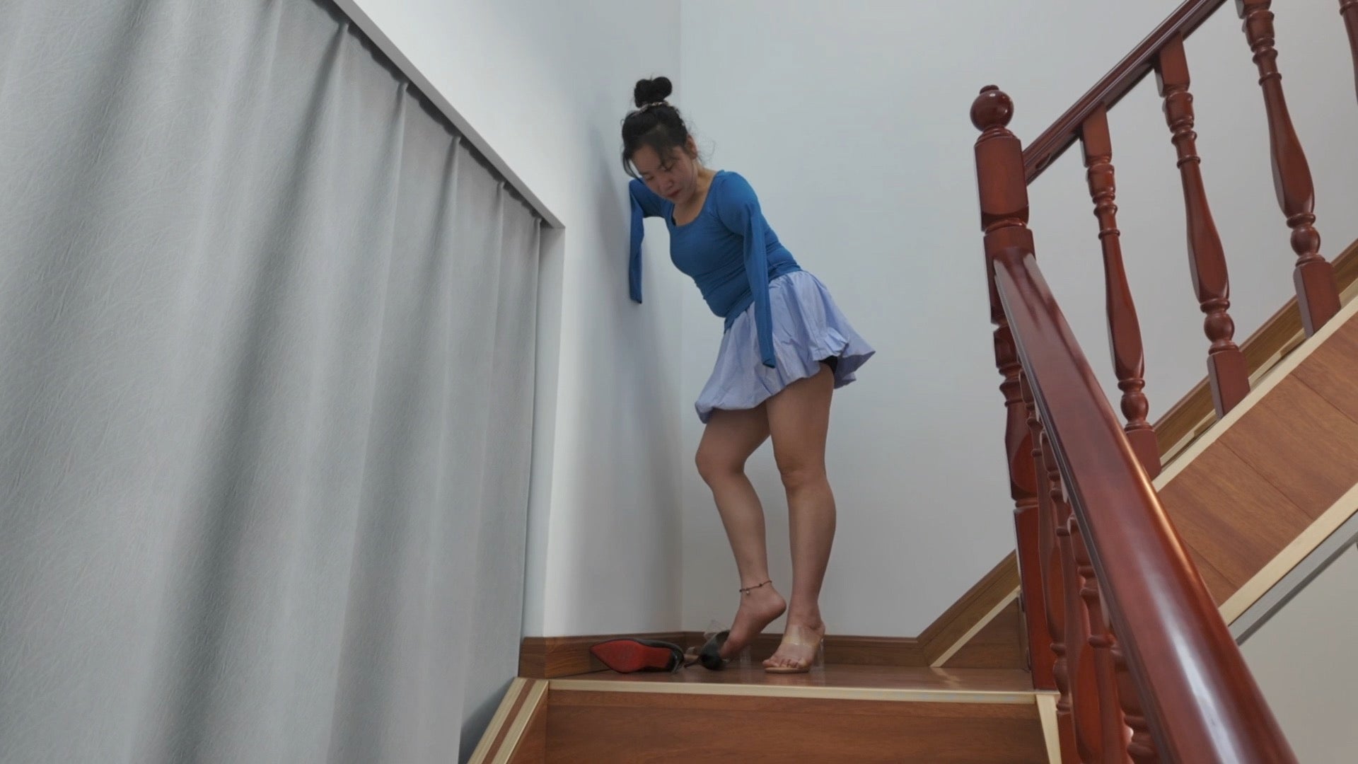 Annie: DAE amputee girl - tries on heels - AmputeeClub