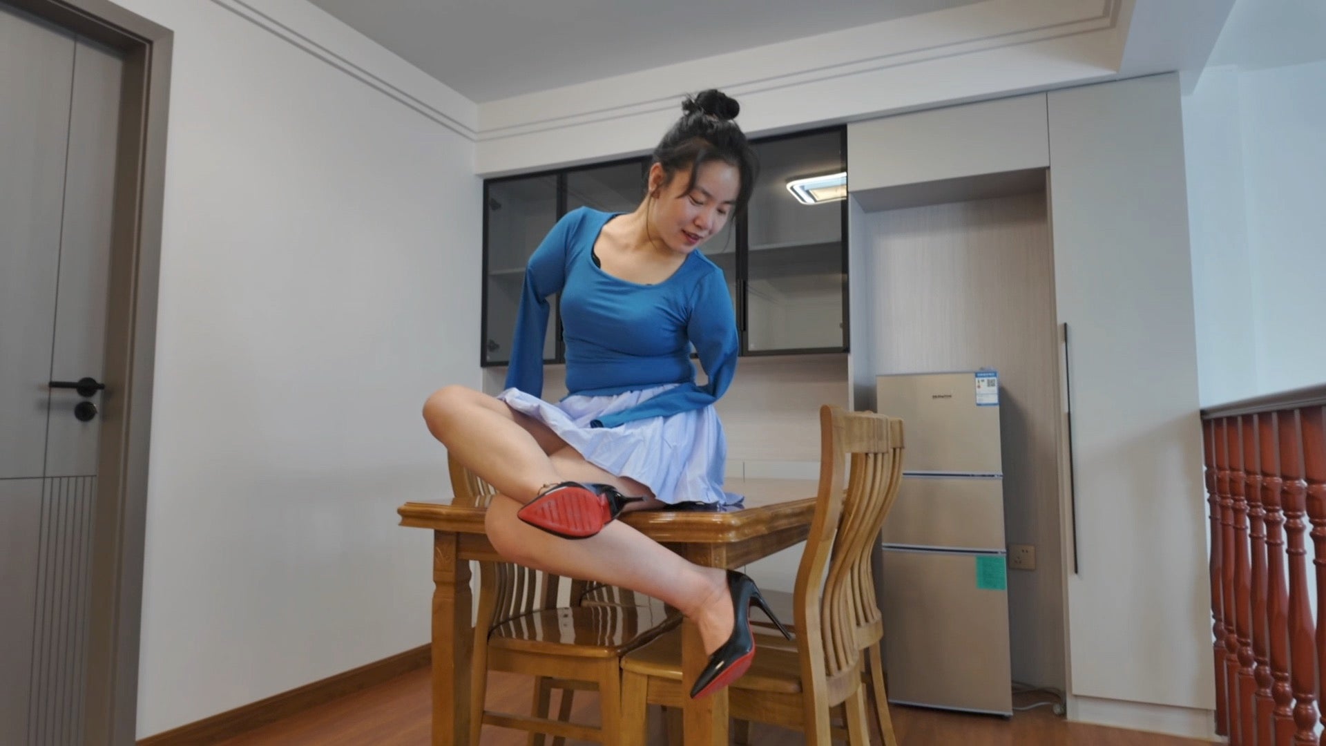 Annie: DAE amputee girl - tries on heels - AmputeeClub