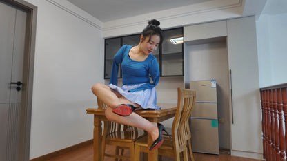 Annie: DAE amputee girl - tries on heels - AmputeeClub