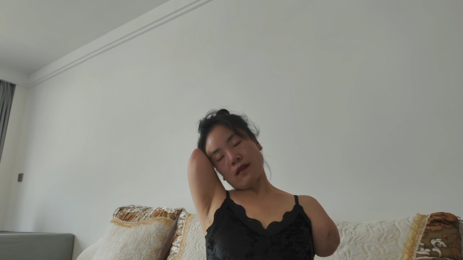 Annie: DAE amputee girl - tries on heels - AmputeeClub