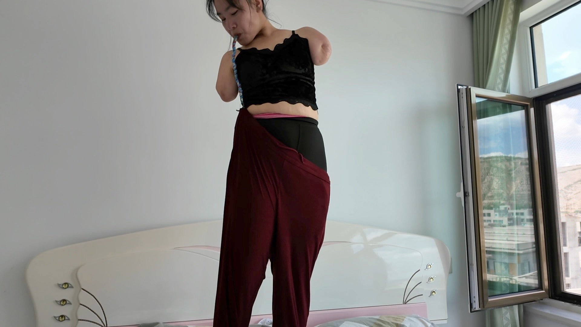 Annie: DAE amputee girl - wakesup and does makeup with her feet - AmputeeClub