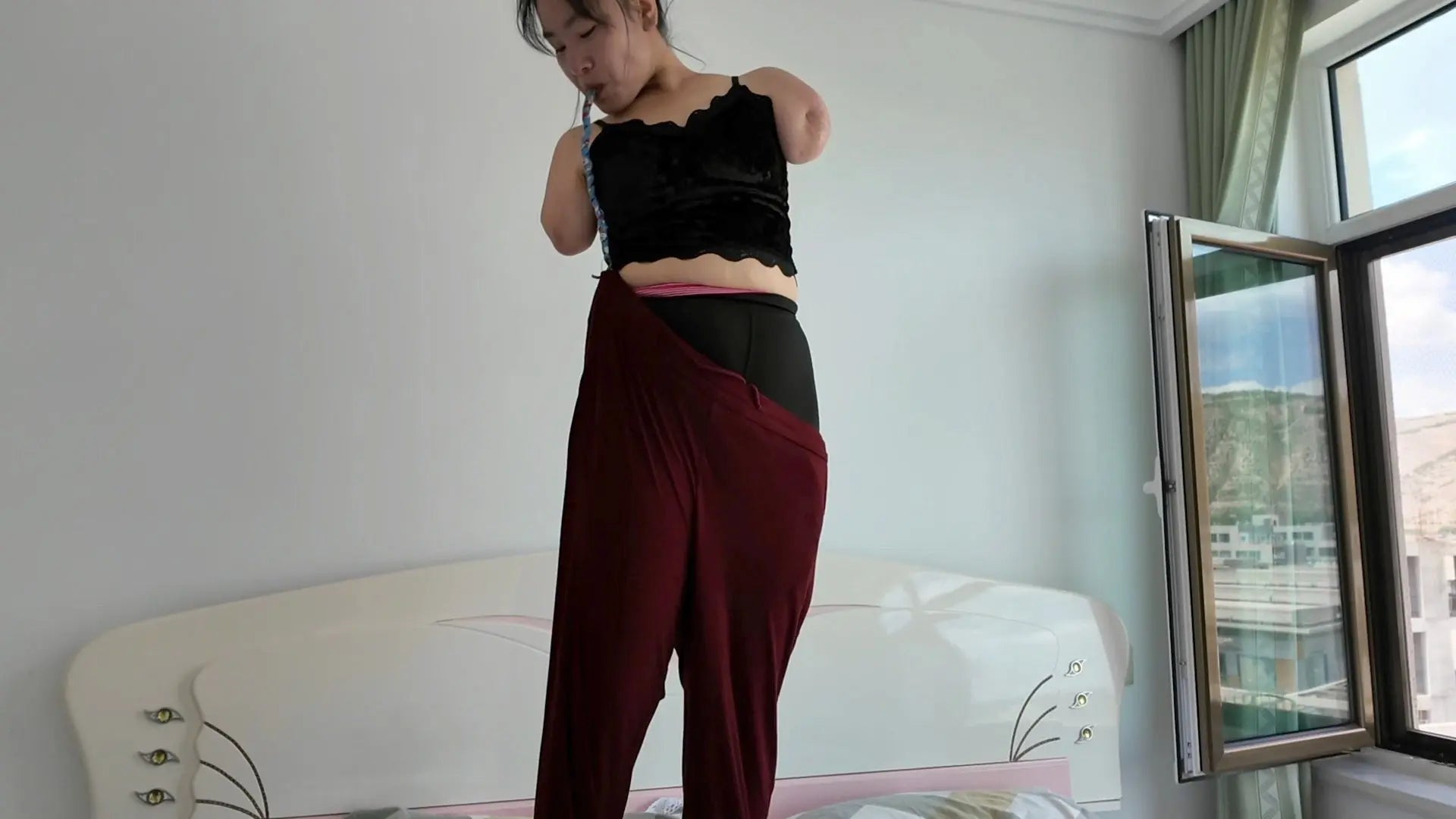 Annie: DAE Amputee Girl - Wakes Up and Does Makeup with Her Feet AmputeeClub