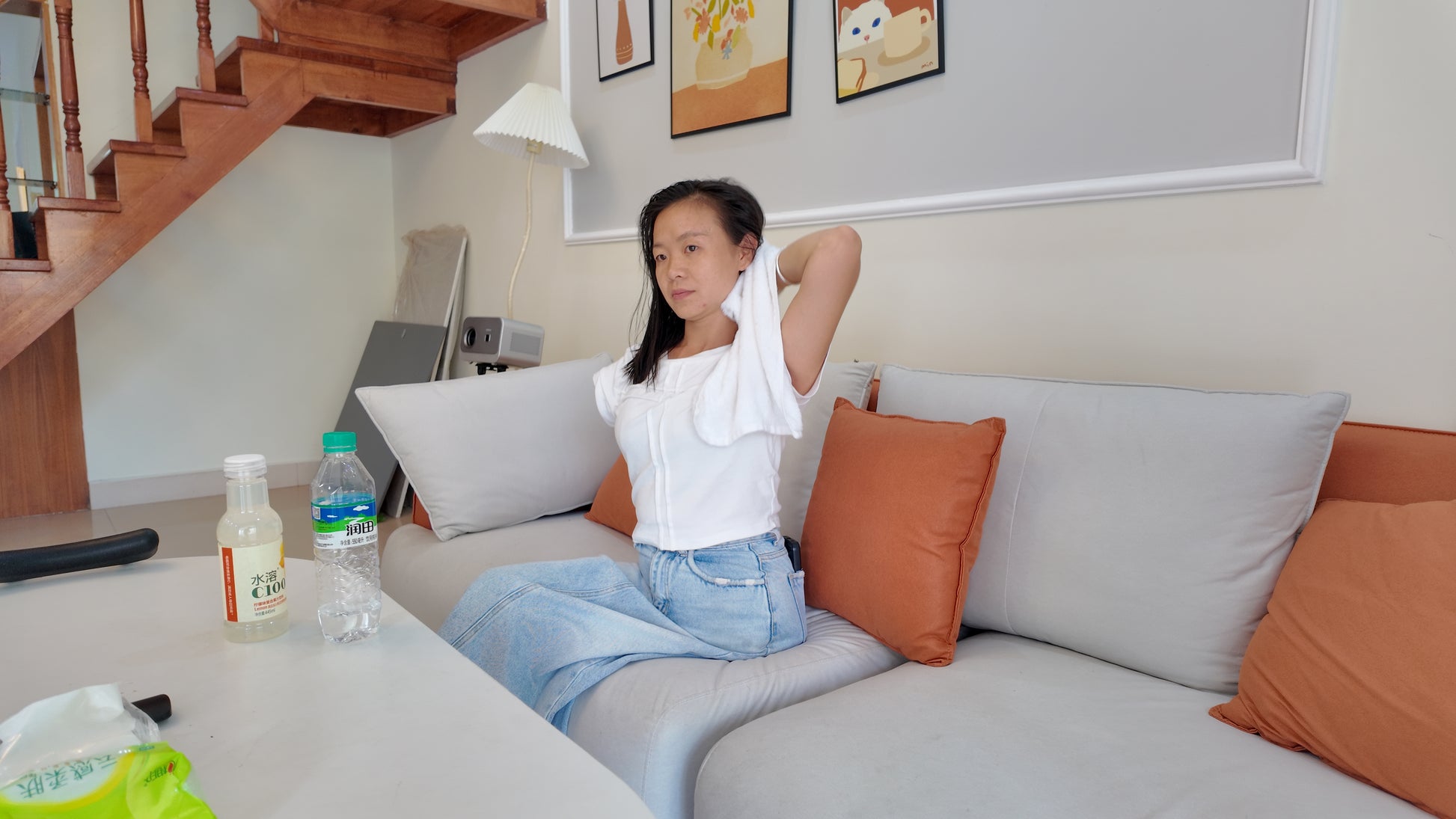 Mila: Ooe Amputee Girl demonstrates how to wash hair with only one arm.