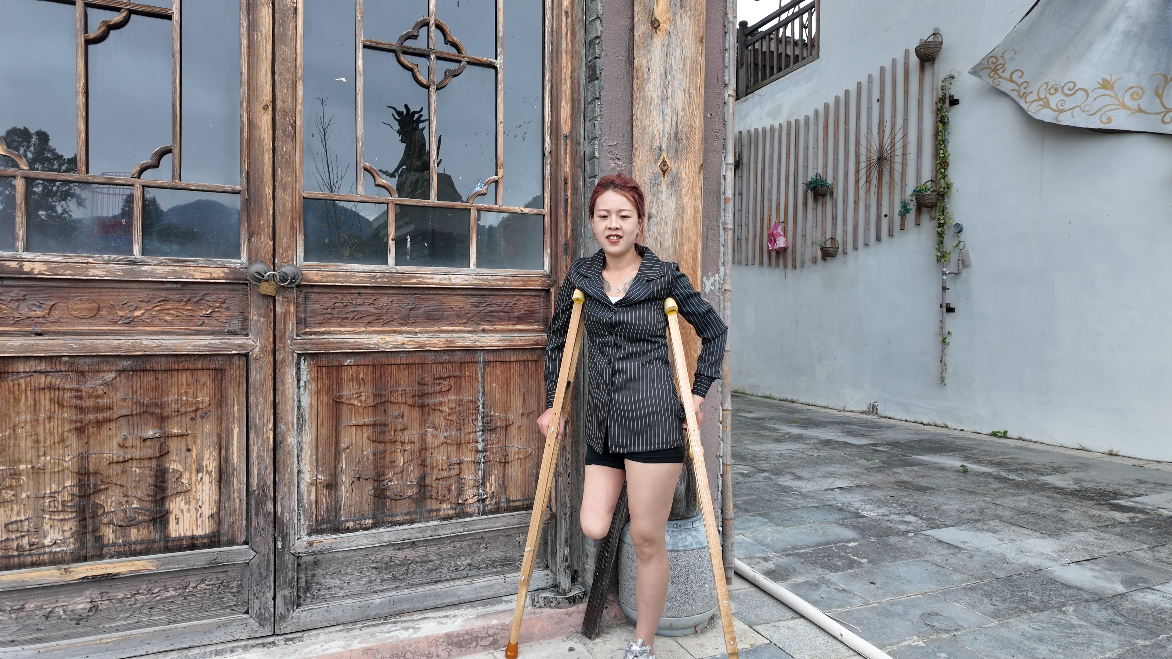 Amy: Sak Amputee girl, touring the ancient town on crutches.