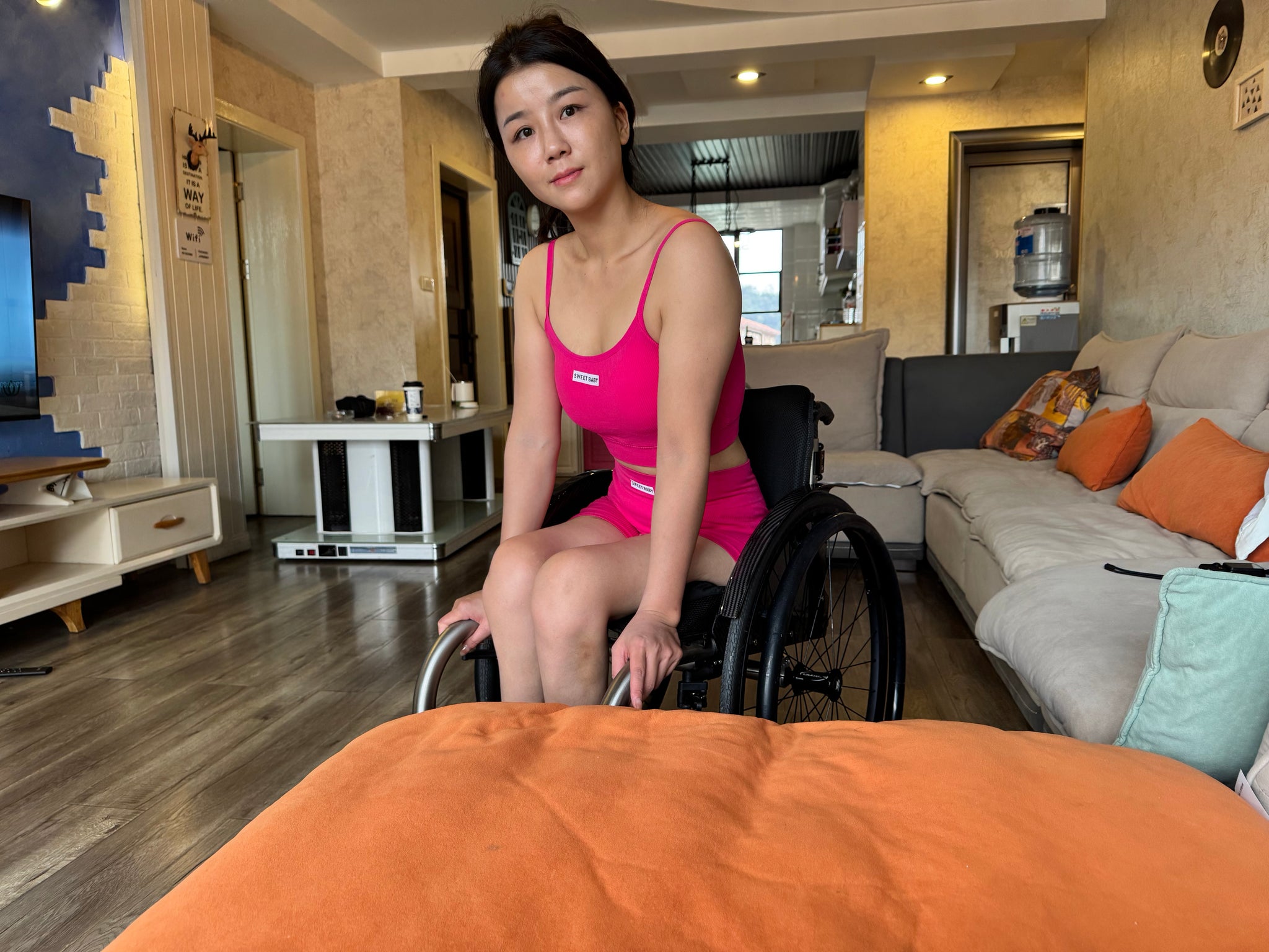 Belle: A paraplegic girl who maintains physical vitality through yoga.