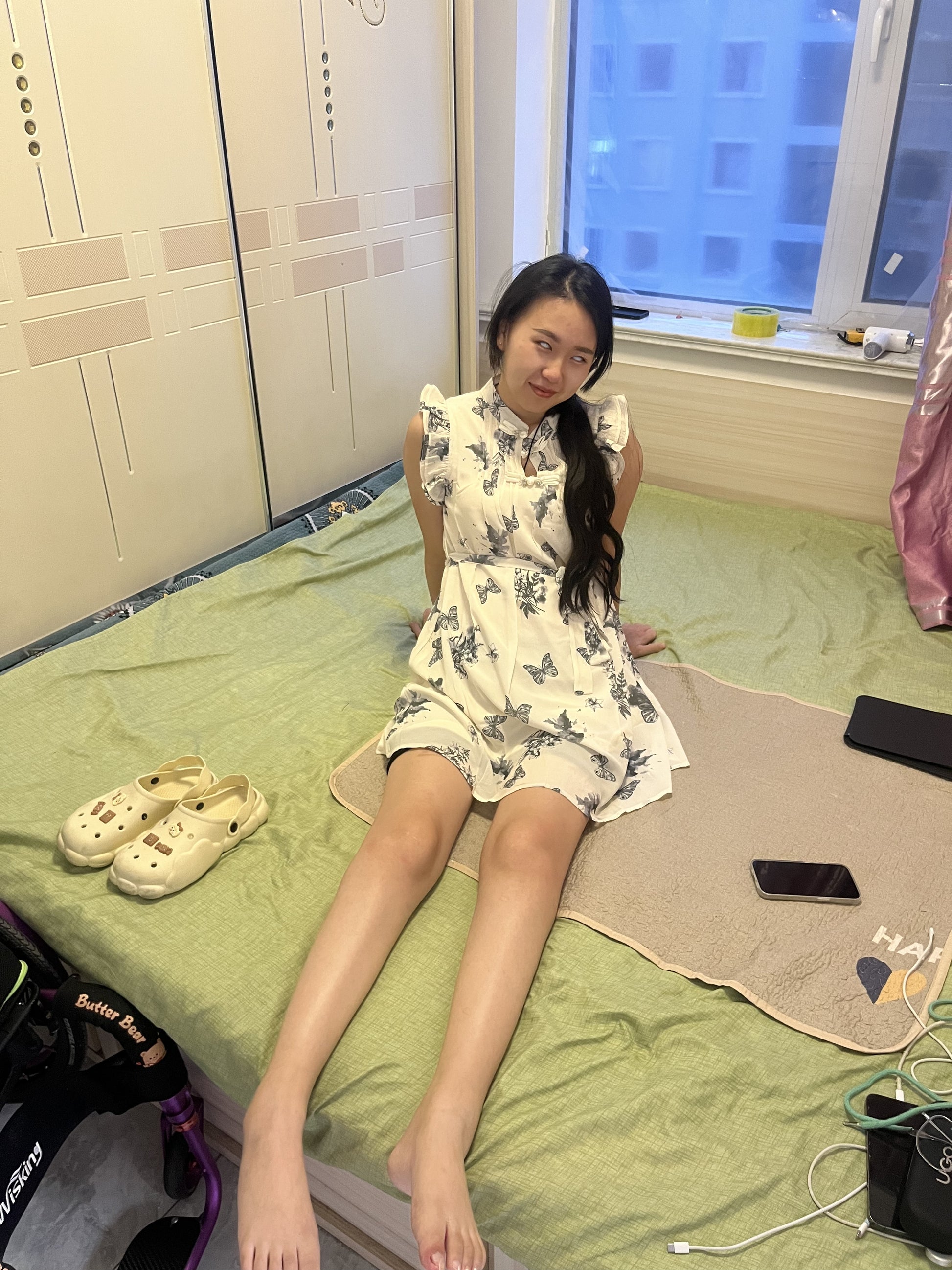 Zoe: The paraplegic girl – pretending to be blind to experience blindness.