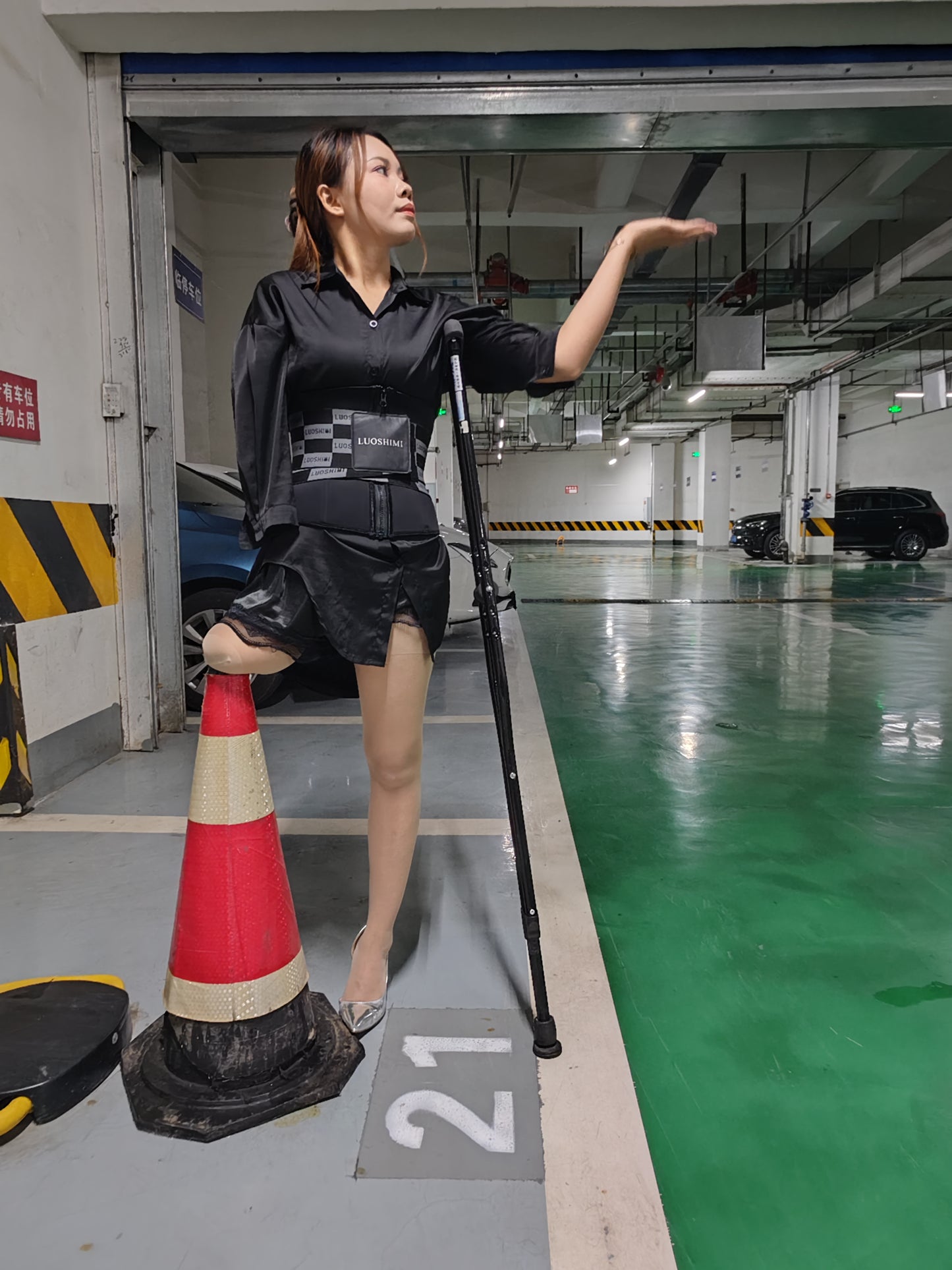 Abby Ooe, the Amputee Girl - Practicing walking with crutches in the underground parking garage