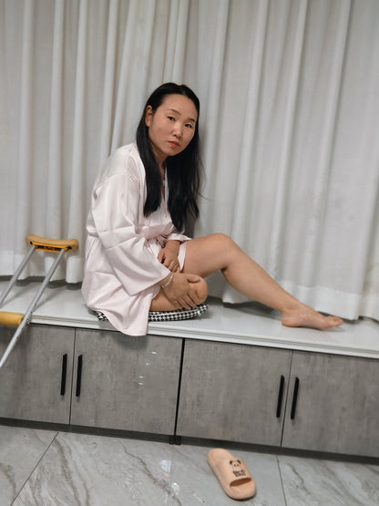 Gigi: Sak Amputee Girl - Tidying up her room in pink pajamas