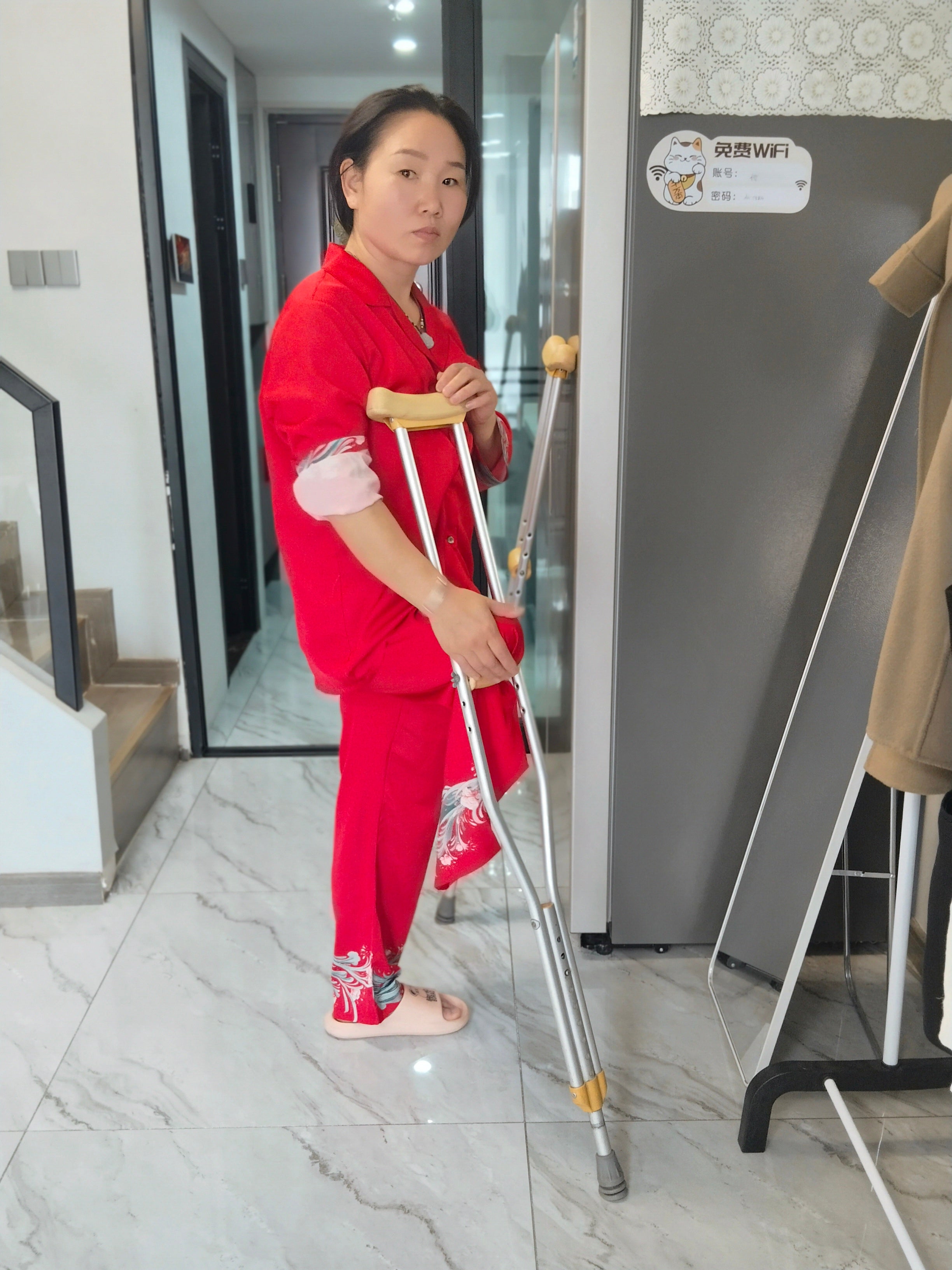 Gigi: Sak Amputee Girl - Washing hair and cleaning limbs after waking up