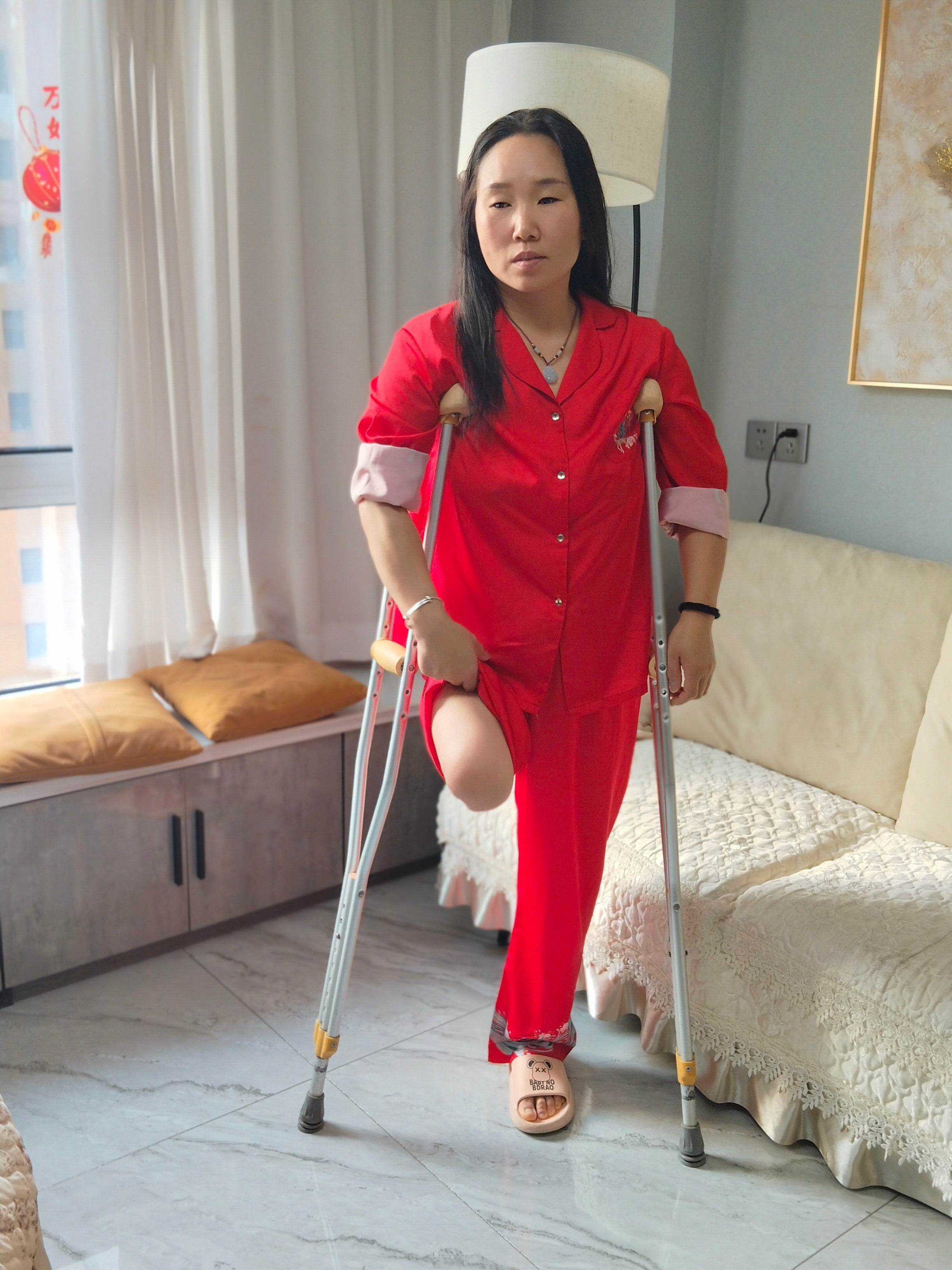 Gigi: Sak Amputee Girl - Washing hair and cleaning limbs after waking up