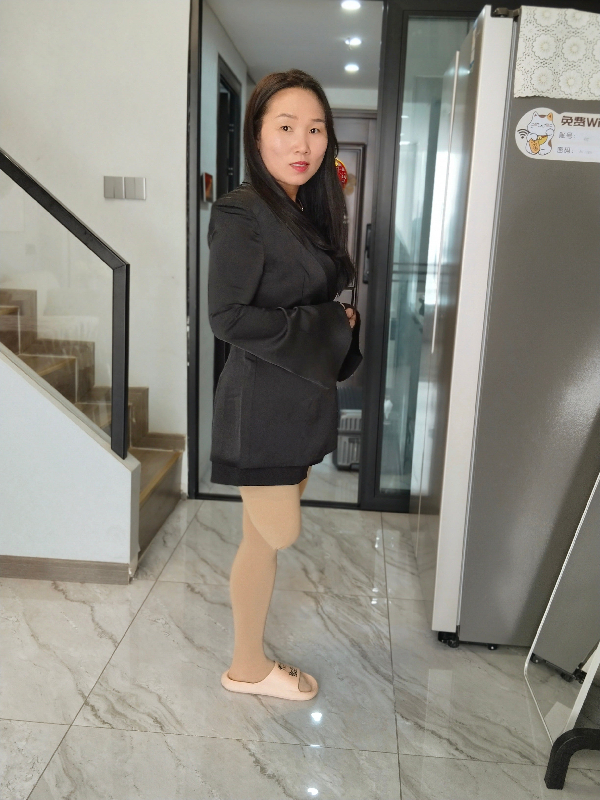 Gigi: Sak - Amputated woman wearing business attire and stockings