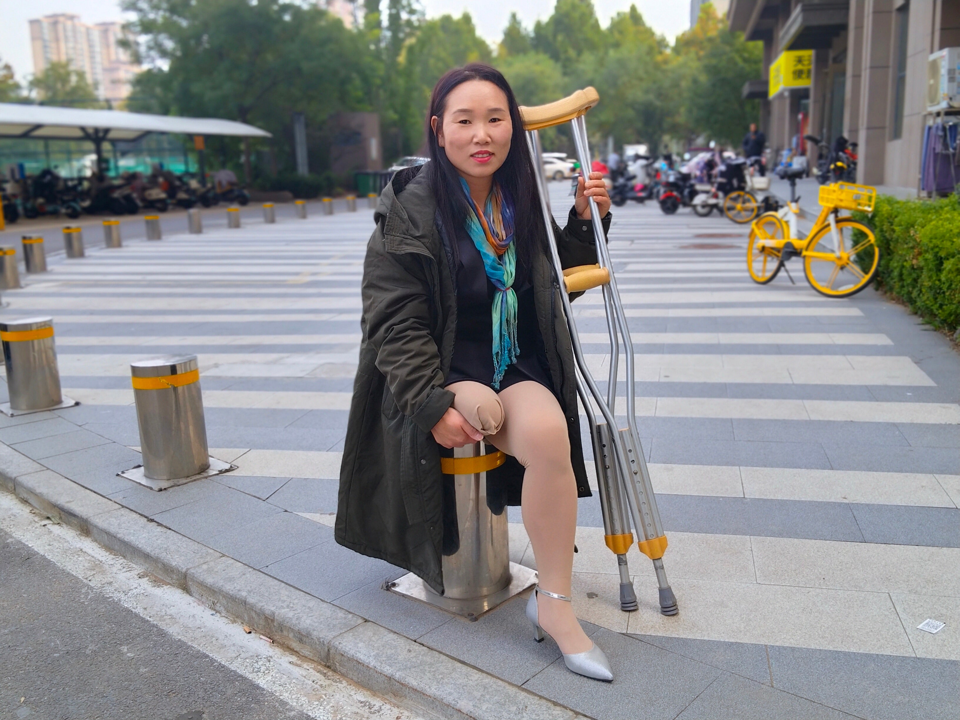 Gigi: Sak - Amputated woman wearing business attire and stockings