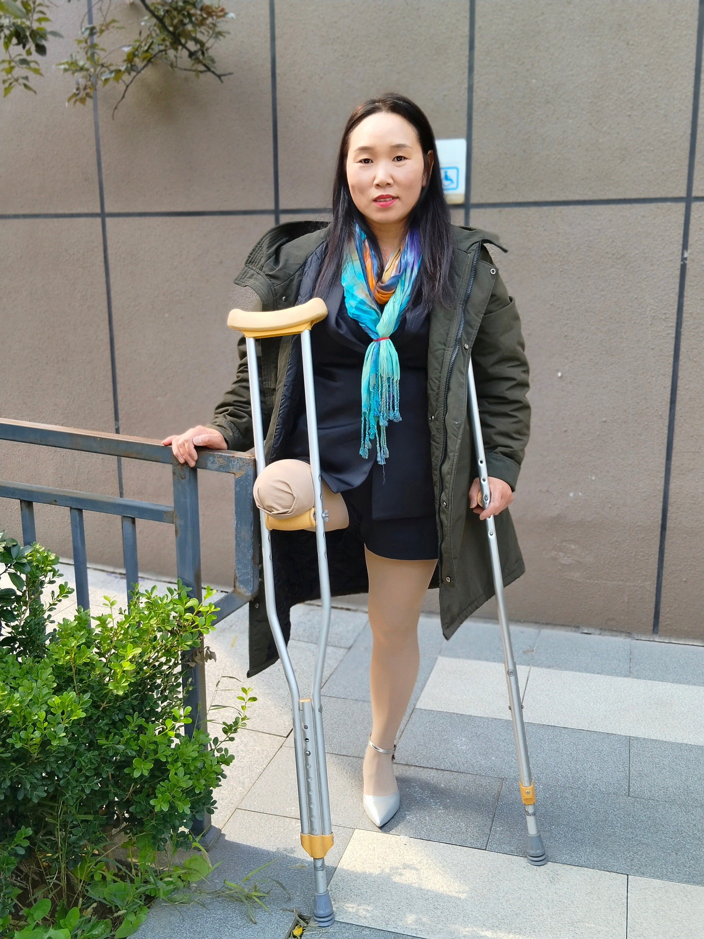 Gigi: Sak - Amputated woman wearing business attire and stockings