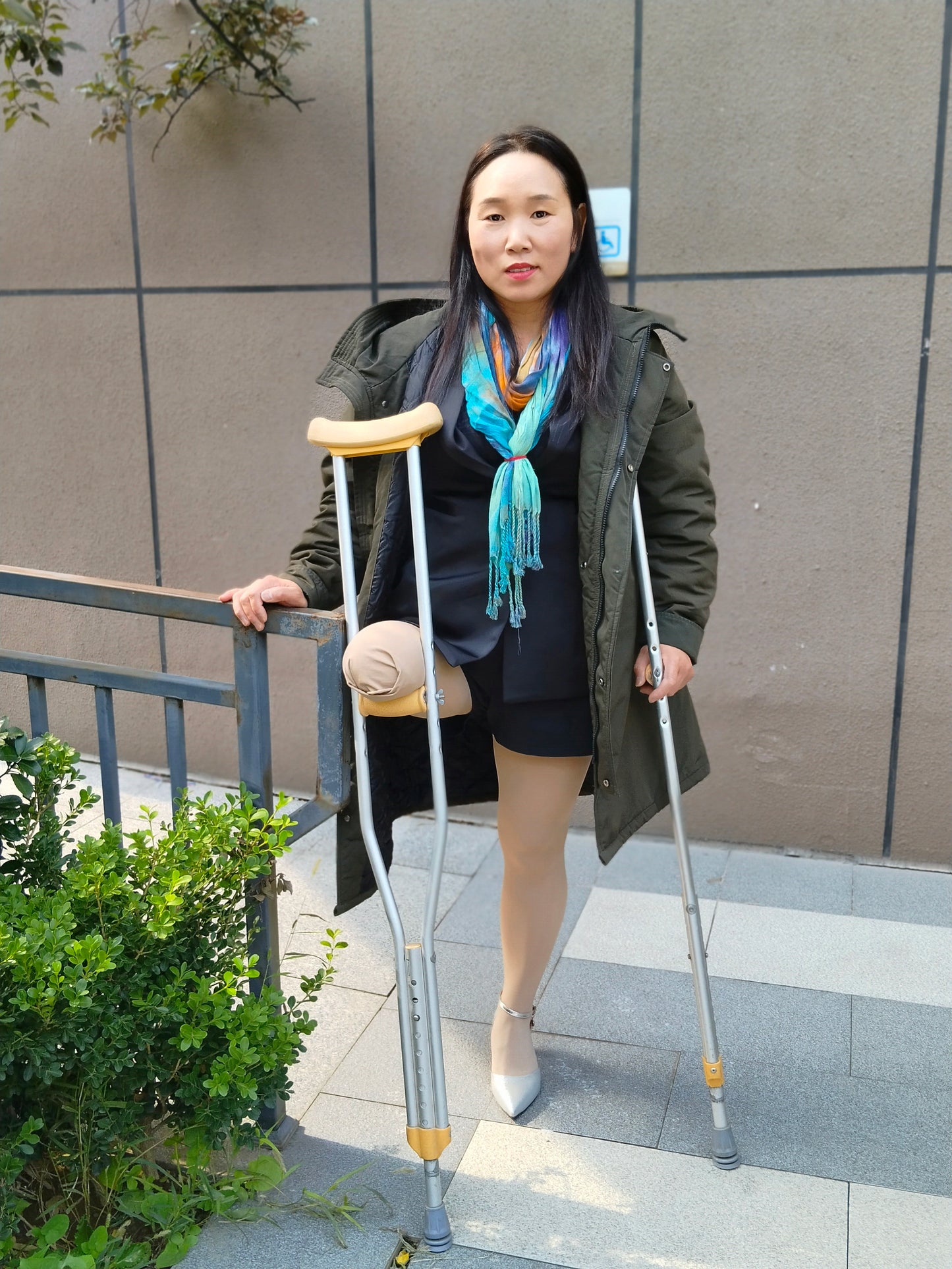 Gigi: Sak - Amputated woman wearing business attire and stockings