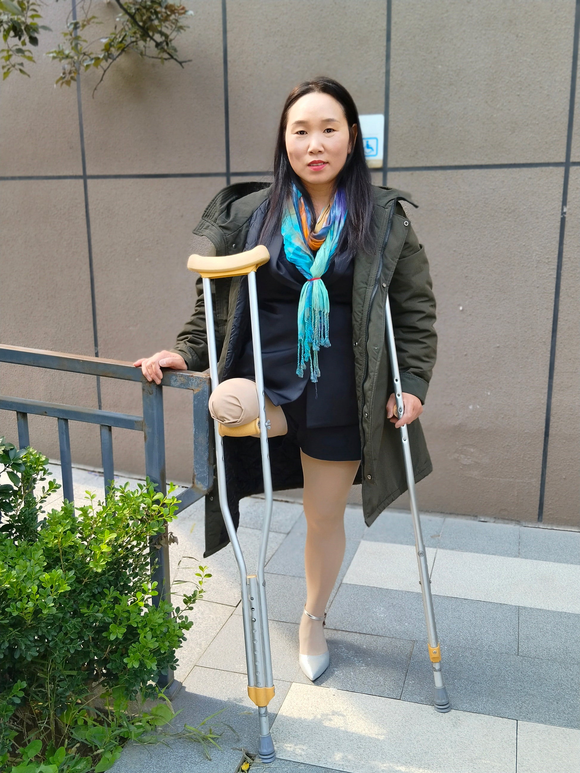 Gigi: Sak - Amputated woman wearing business attire and stockings