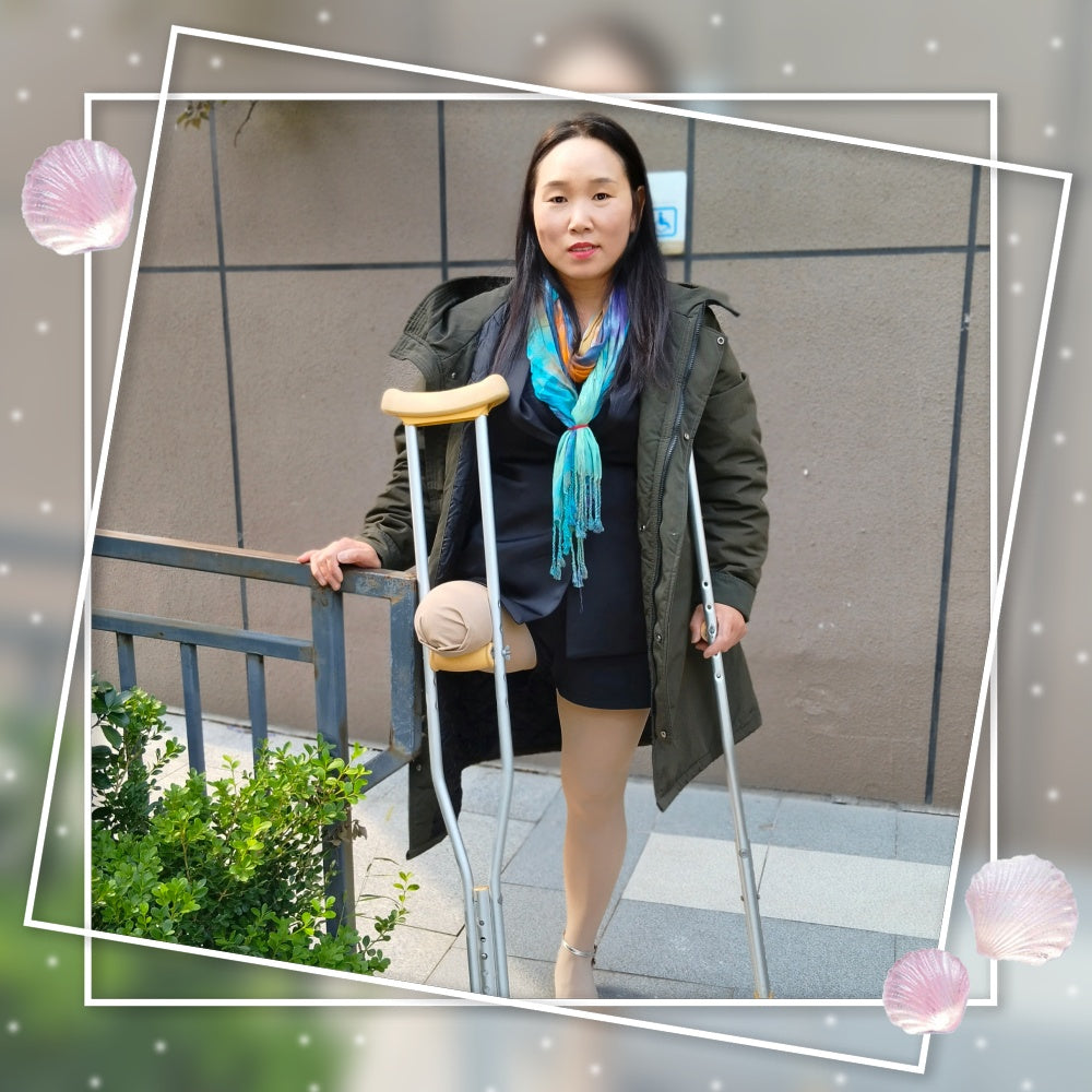 Gigi: Sak - Amputated woman wearing business attire and stockings