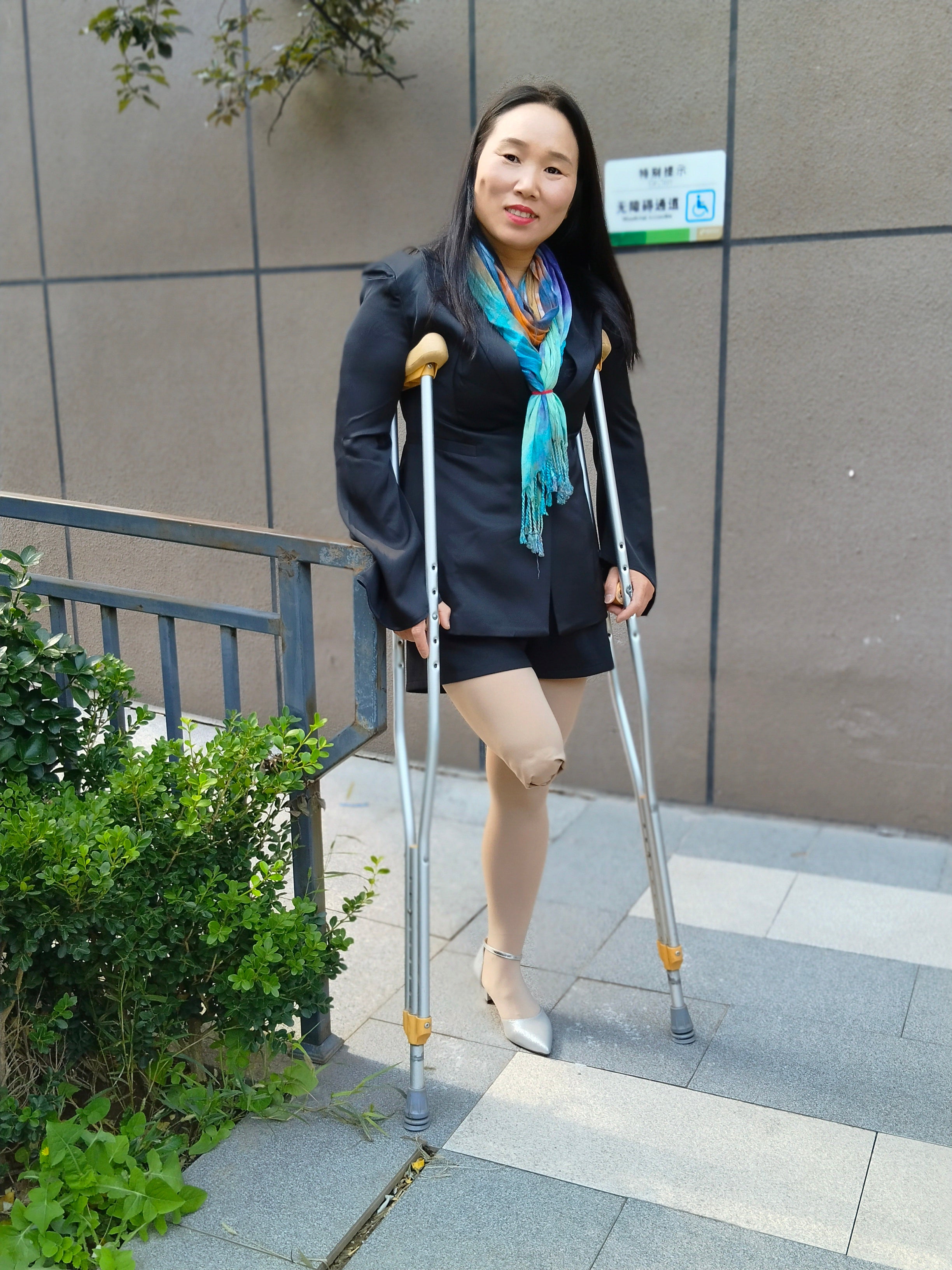 Gigi: Sak - Amputated woman wearing business attire and stockings