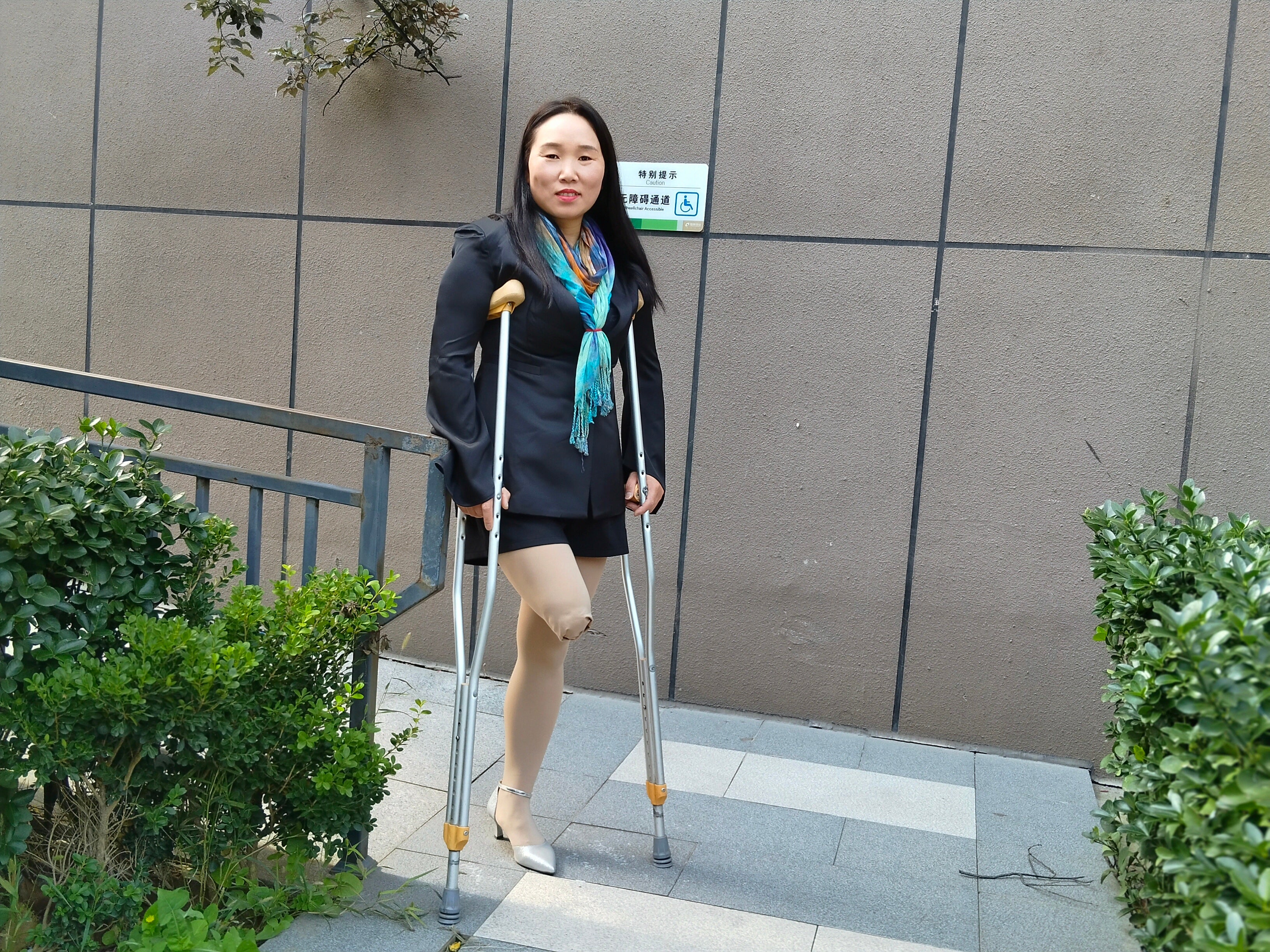 Gigi: Sak - Amputated woman wearing business attire and stockings