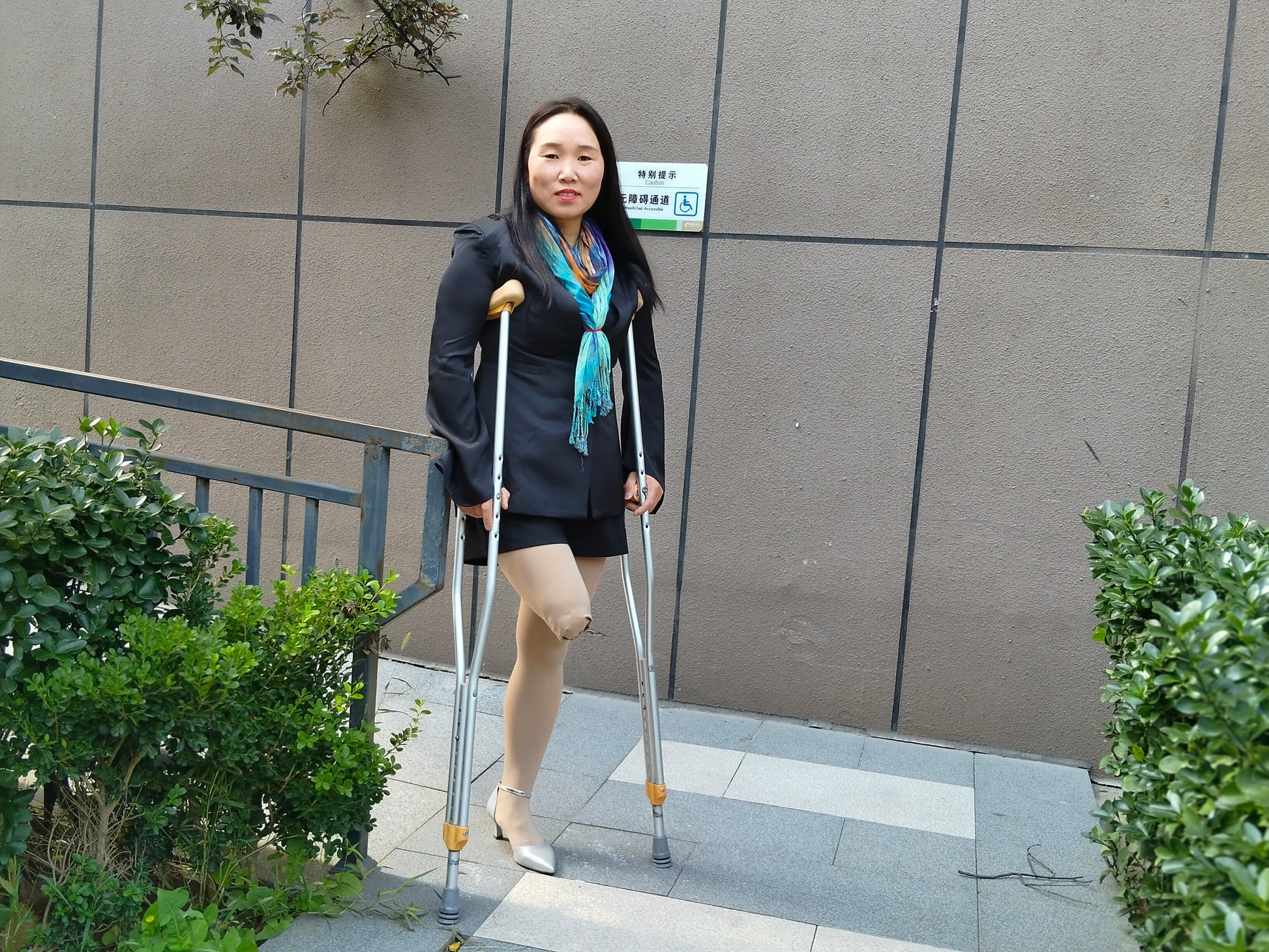 Gigi: Sak - Amputated woman wearing business attire and stockings