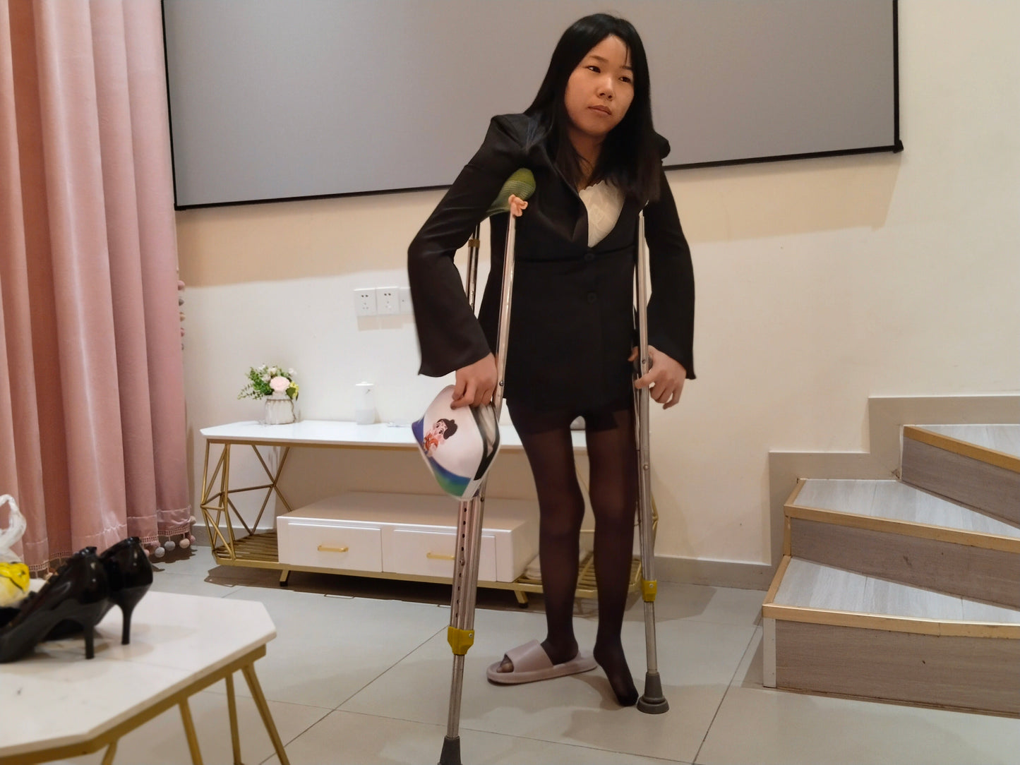 Twlia, a girl with polio, put on makeup, wore black stockings, and went out using crutches.