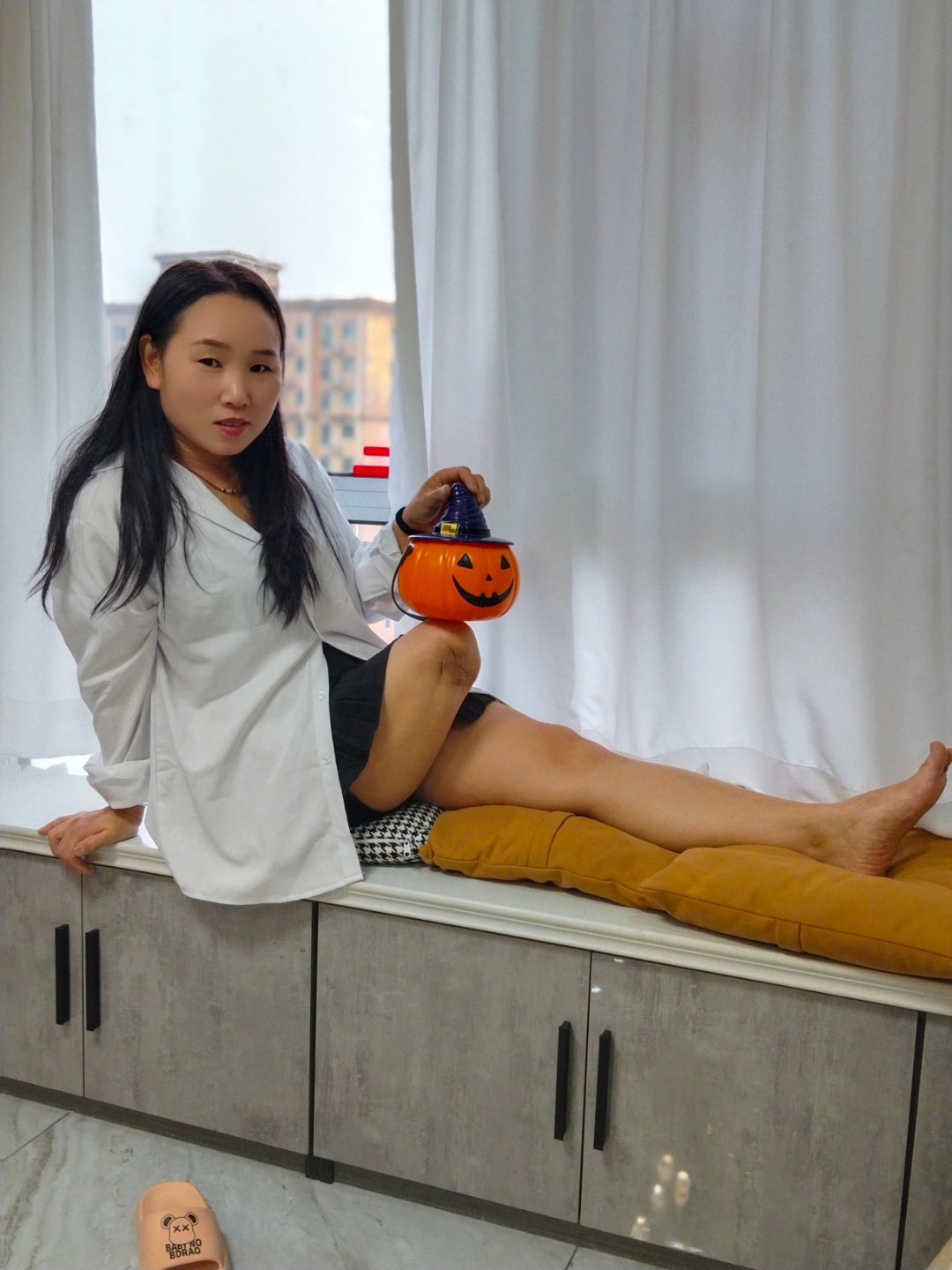 Gigi: Sak Amputee Girl generously displays her amputated limbs