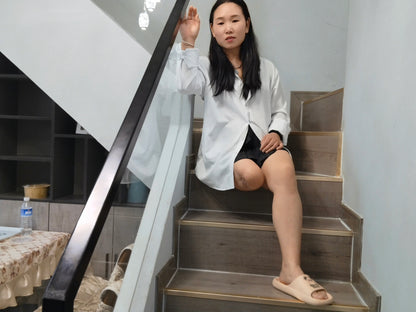 Gigi: Sak Amputee Girl generously displays her amputated limbs